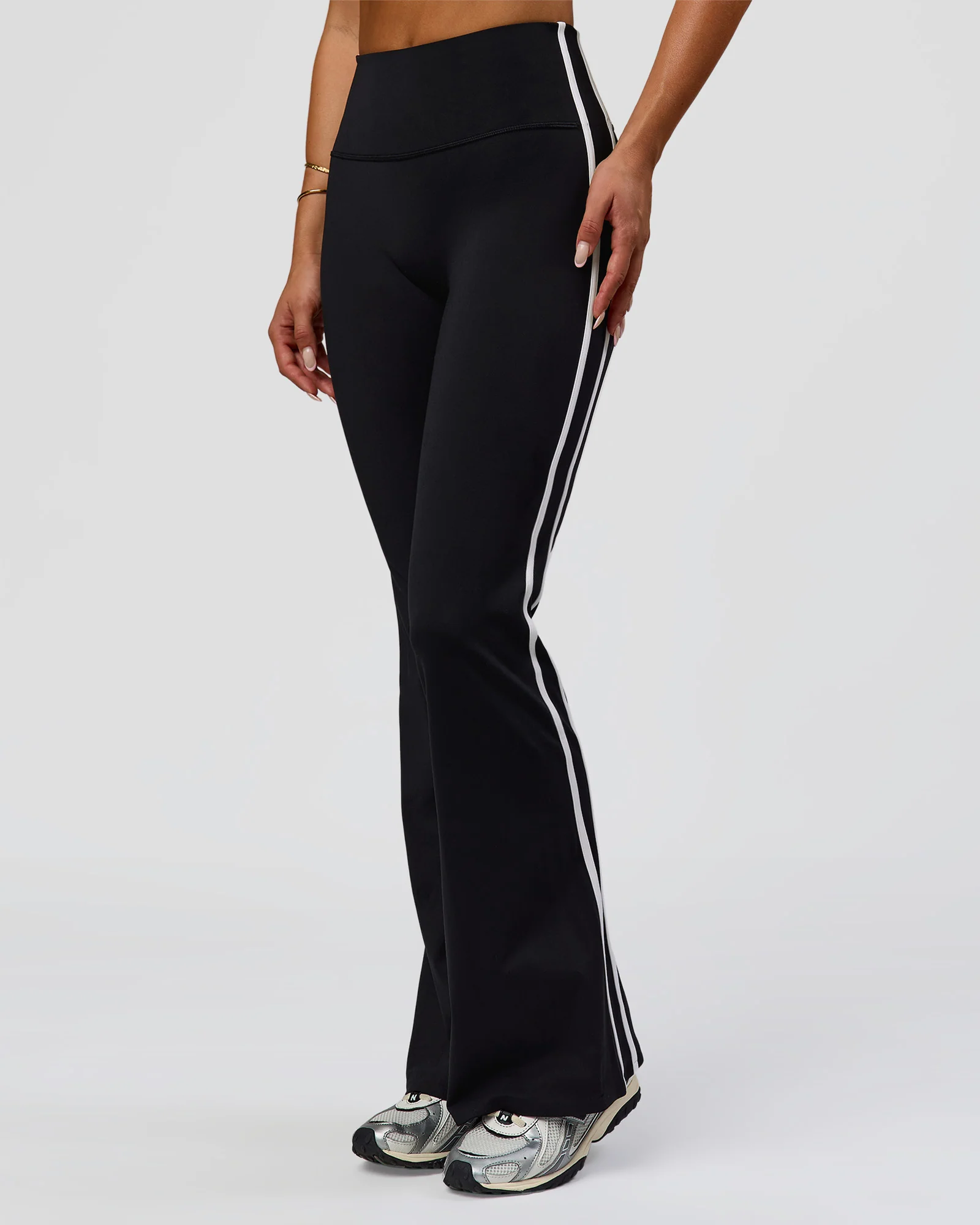 1679-fusion-v-contour-bind-high-rise-flared-legging-black-white-5.webp Fusion V-Contour Bind High-Rise Flared Legging - Black-white
