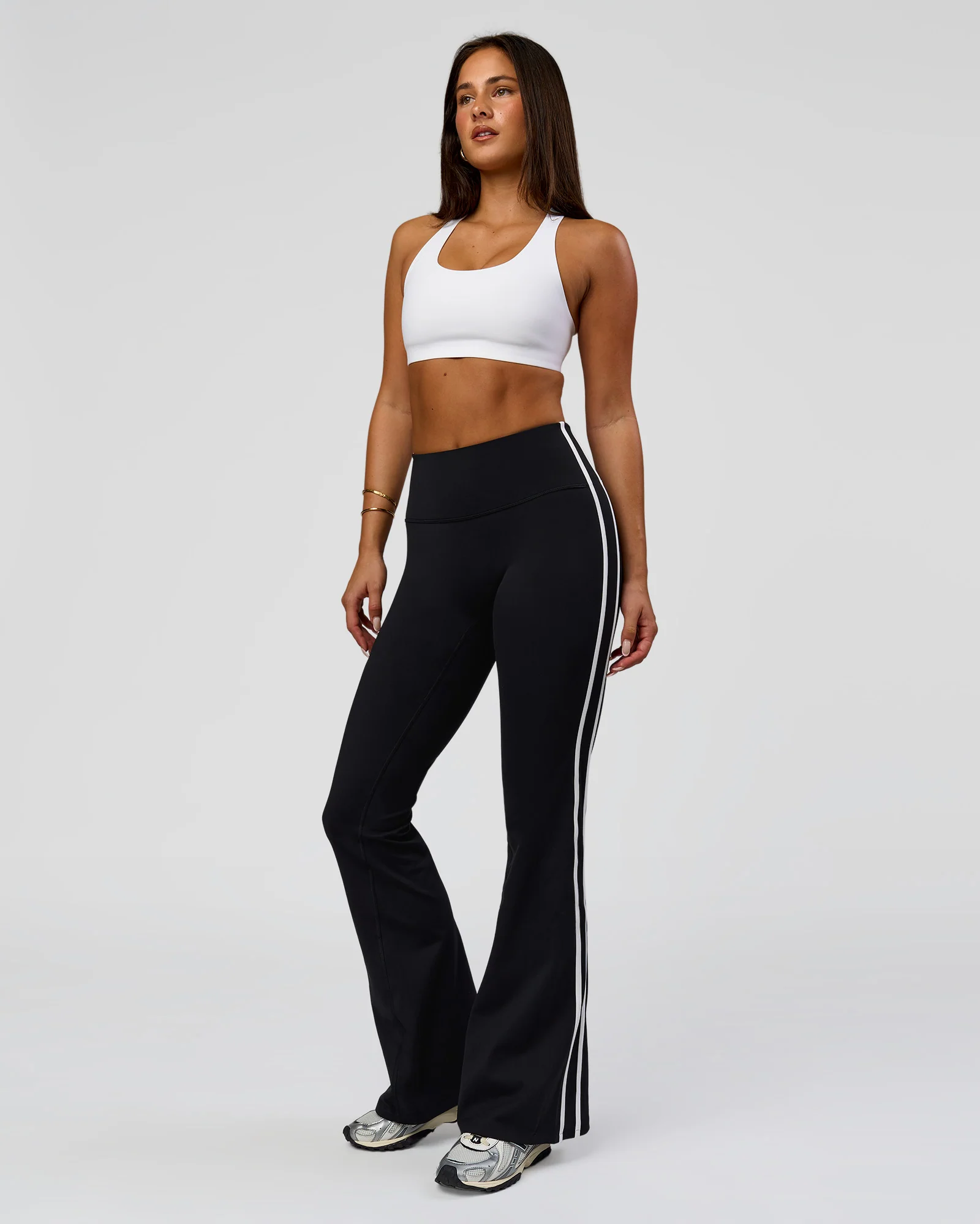 1679-fusion-v-contour-bind-high-rise-flared-legging-black-white-7.webp Fusion V-Contour Bind High-Rise Flared Legging - Black-white