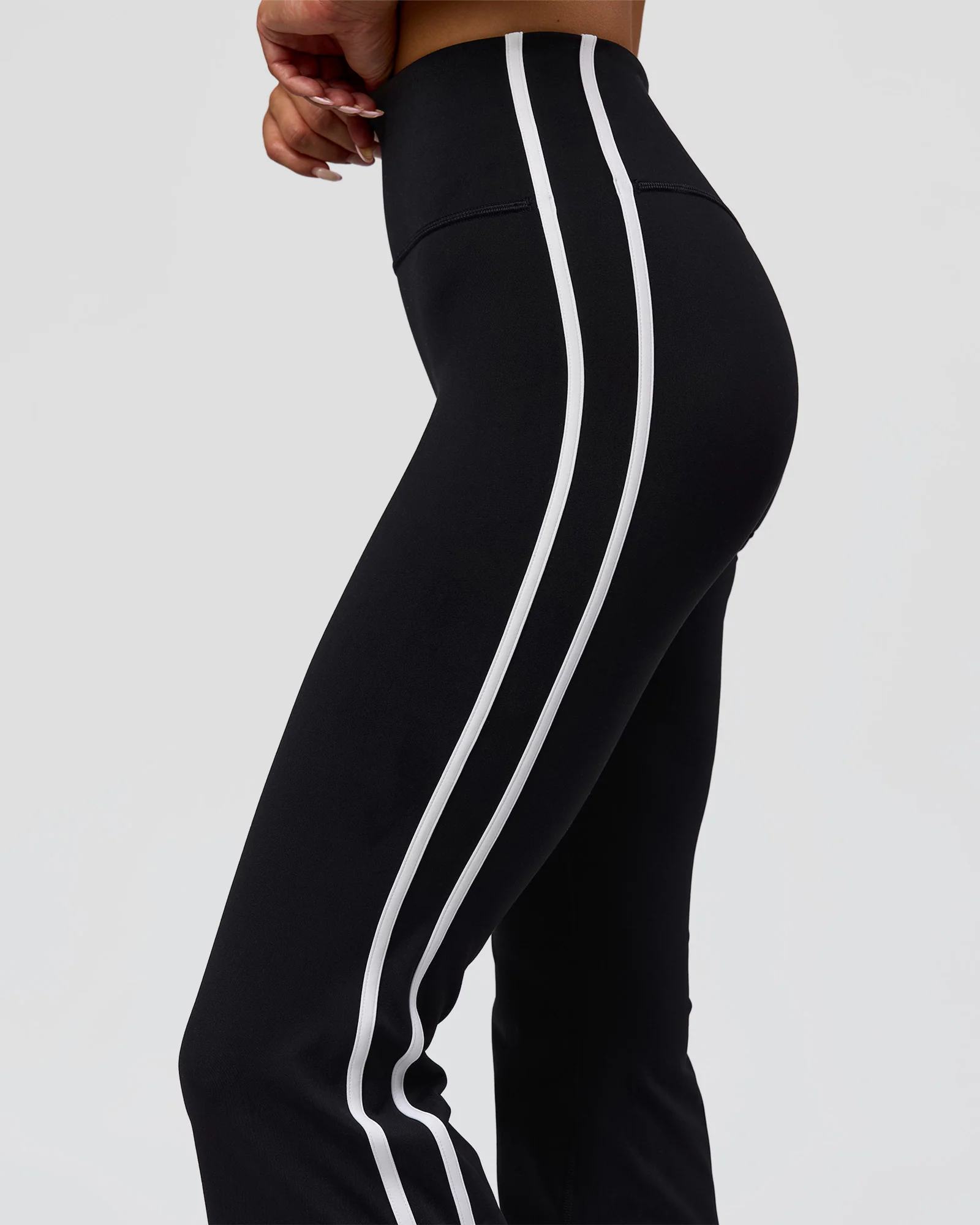 1679-fusion-v-contour-bind-high-rise-flared-legging-black-white-8.webp Fusion V-Contour Bind High-Rise Flared Legging - Black-white