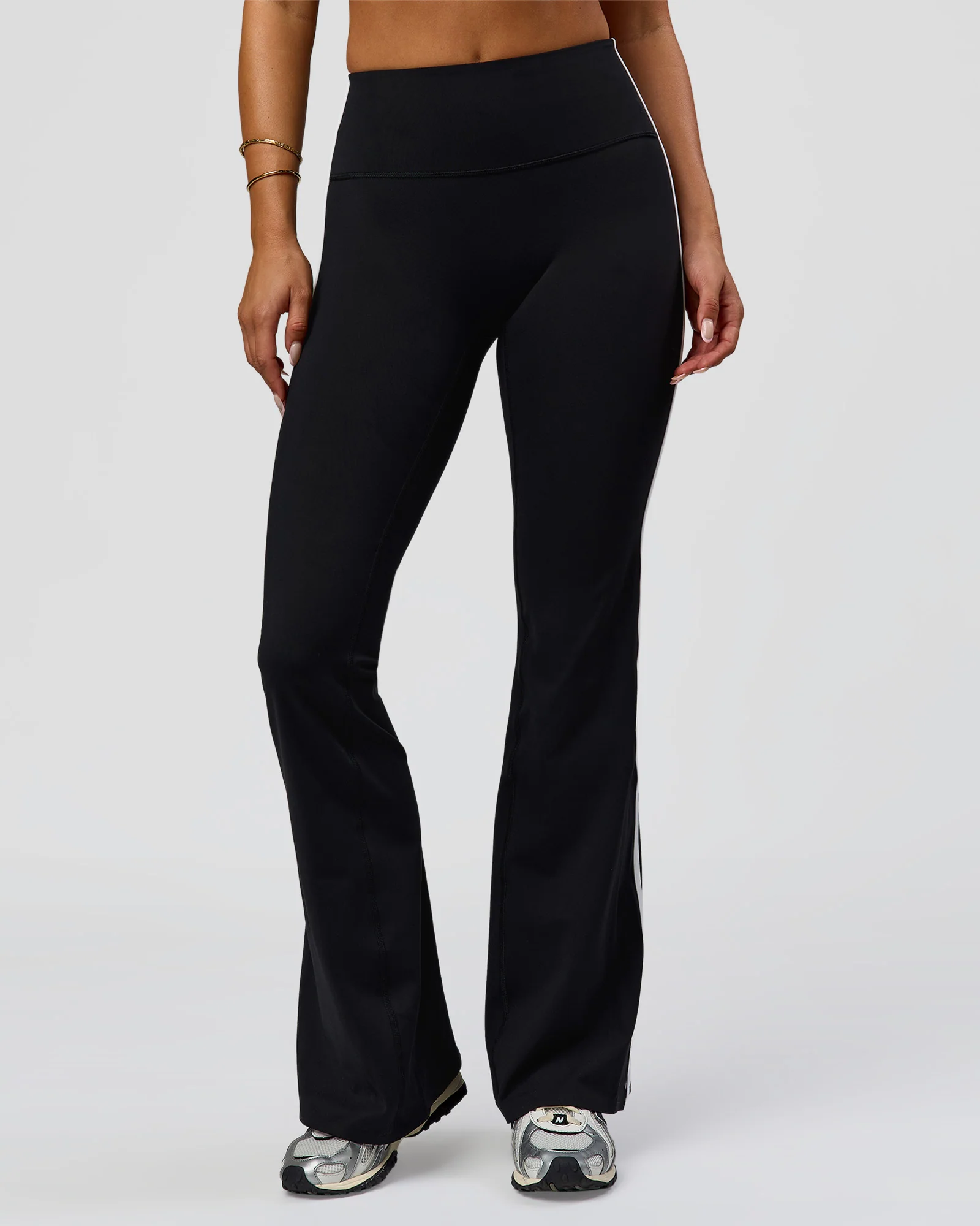 1679-fusion-v-contour-bind-high-rise-flared-legging-black-white-9.webp Fusion V-Contour Bind High-Rise Flared Legging - Black-white
