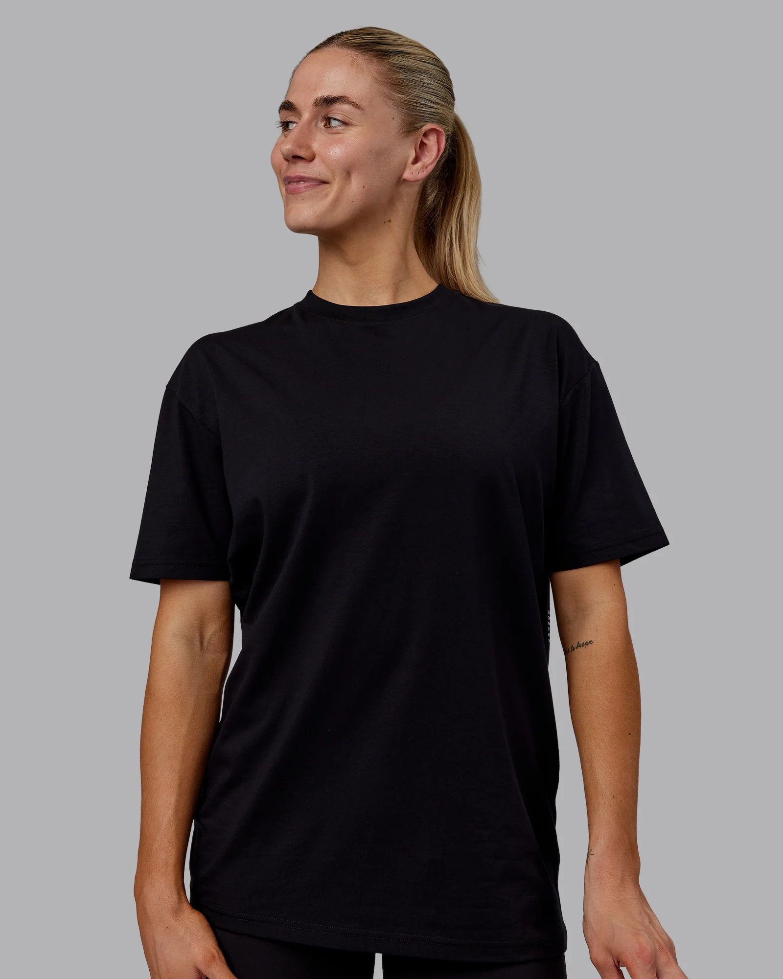 17086-sara-get-tla-skal-unisex-flxcotton-oversize-tee-black-white-3.webp Sara GET ÆTLA SKAL Unisex FLXCotton Oversize Tee - Black-White