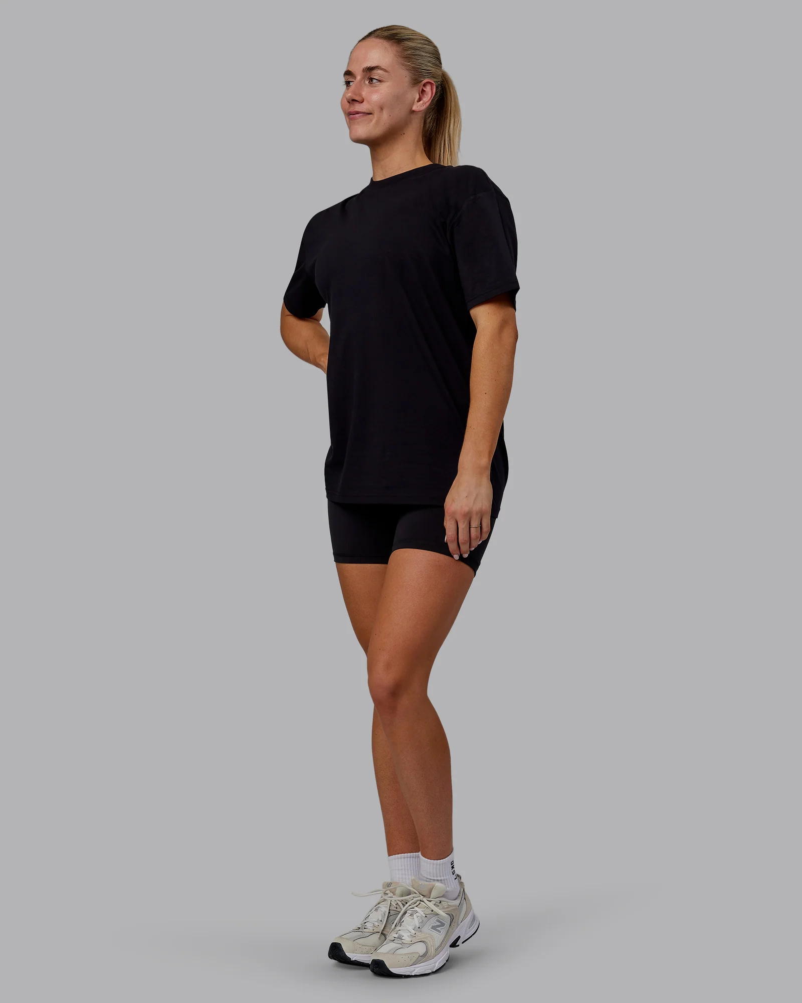 17086-sara-get-tla-skal-unisex-flxcotton-oversize-tee-black-white-5.webp Sara GET ÆTLA SKAL Unisex FLXCotton Oversize Tee - Black-White