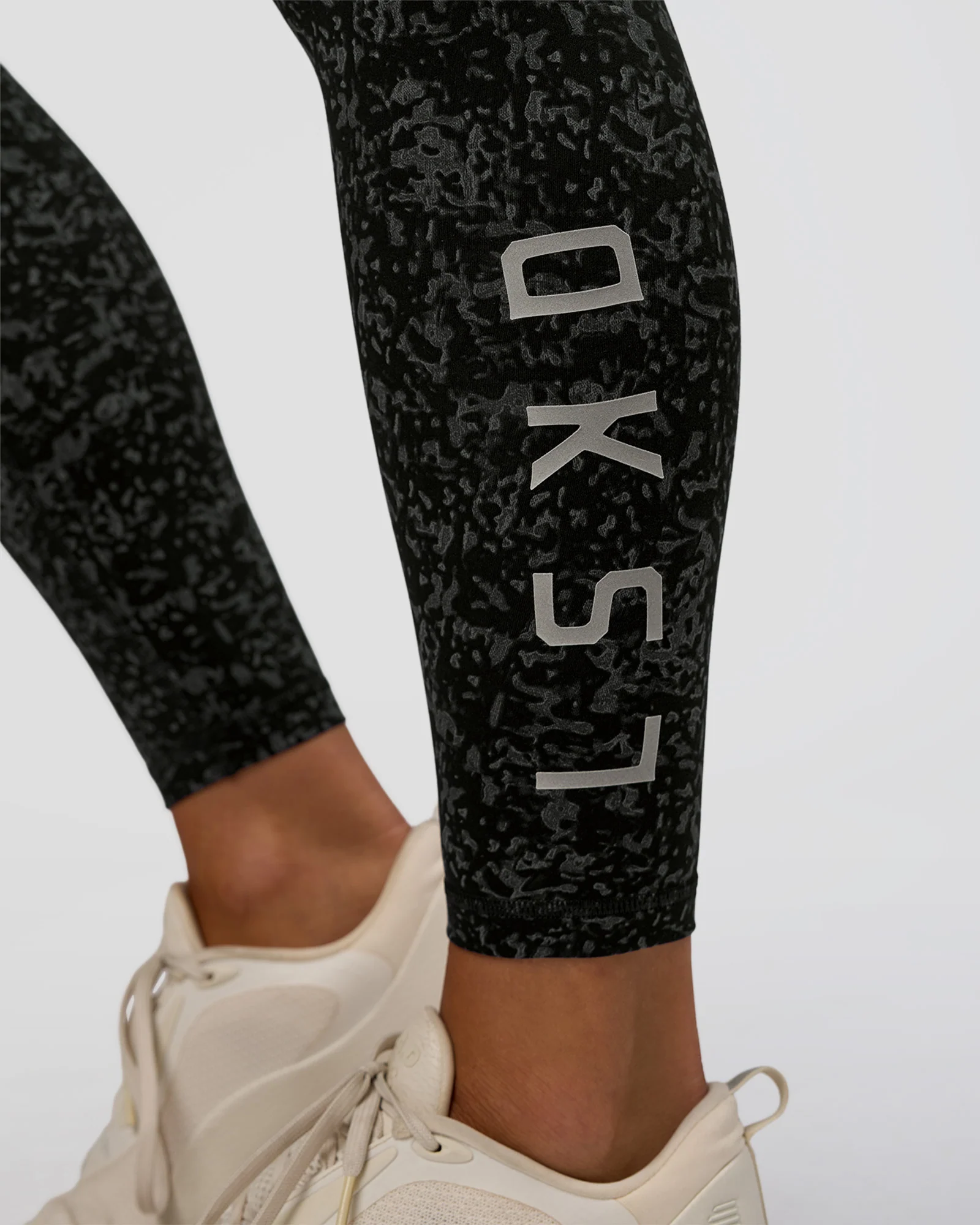 17113-fusion-icon-ultra-high-rise-full-length-legging-pockets-energy-print-black-reflective-2.webp Fusion Icon Ultra High-Rise Full Length Legging Pockets - Energy Print Black-Reflective