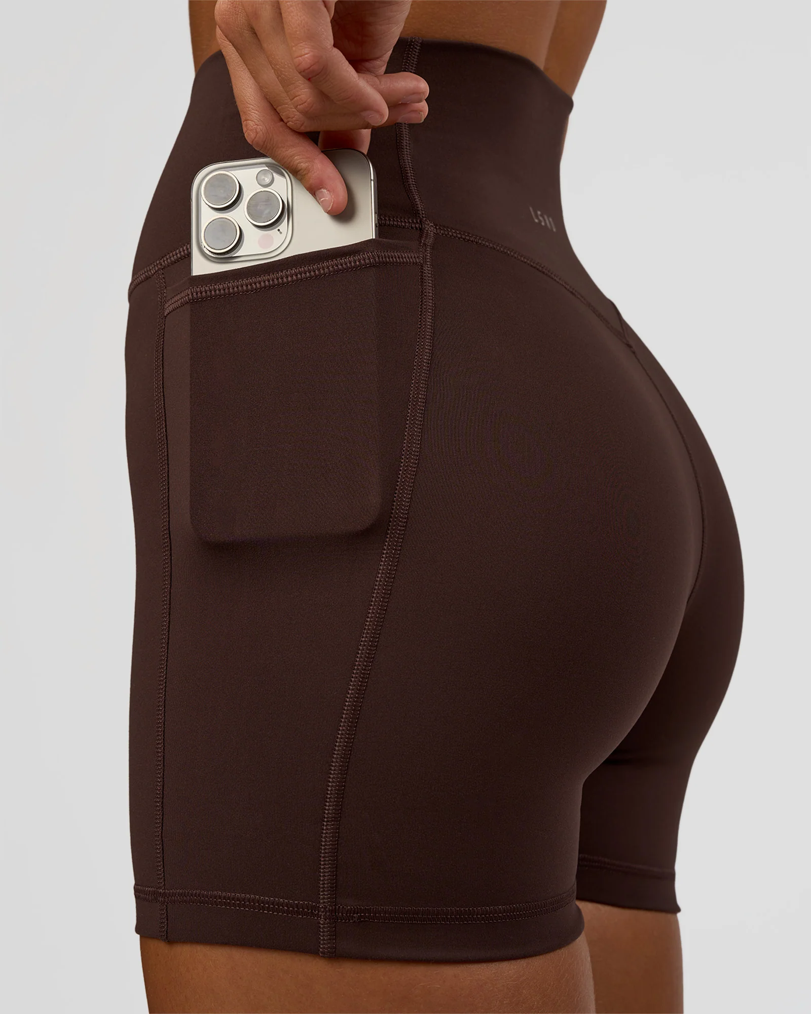 Fusion V-Contour Ultra High-Rise 4" Short Pockets - Hot Chocolate