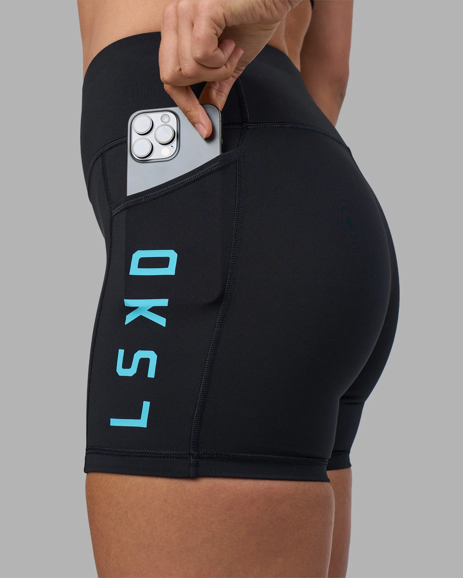 17668-rep-ultra-high-rise-4-short-pockets-black-blue-atoll-1.webp Rep Ultra High-Rise 4" Short Pockets - Black-Blue Atoll
