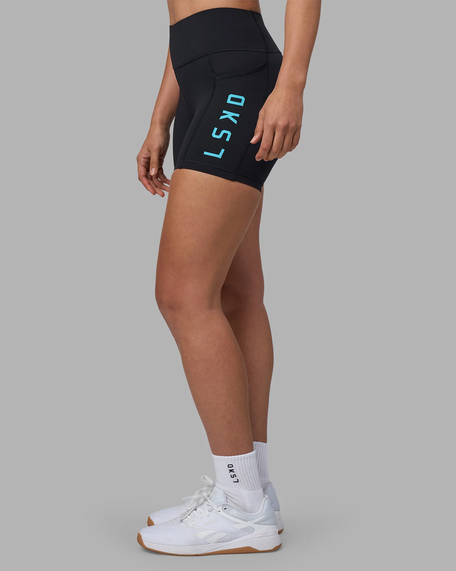 17668-rep-ultra-high-rise-4-short-pockets-black-blue-atoll-7.webp Rep Ultra High-Rise 4" Short Pockets - Black-Blue Atoll