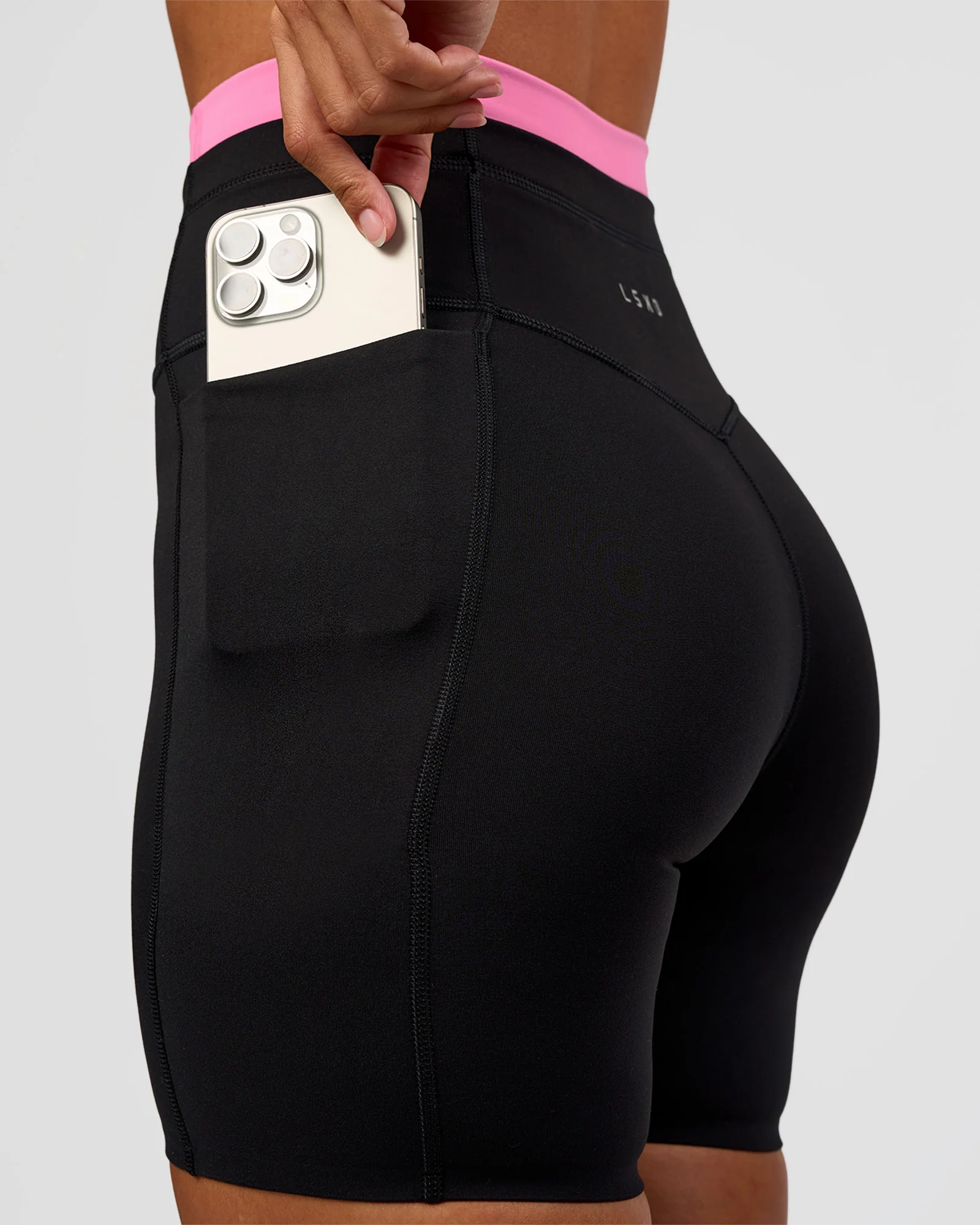 1767-liberate-high-rise-6-short-pockets-black-candy-pink-1.webp Liberate High-Rise 6" Short Pockets - Black-Candy Pink