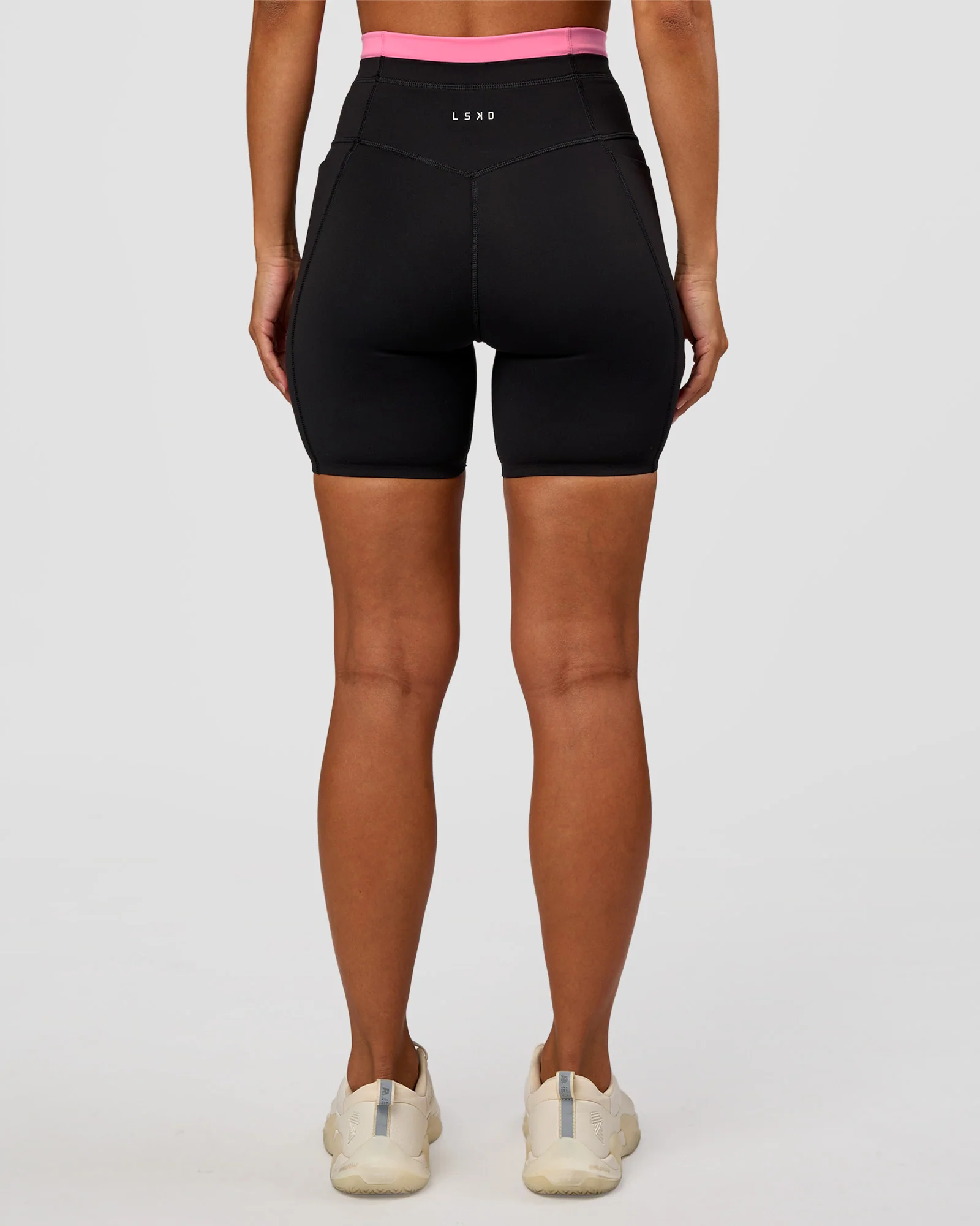 1767-liberate-high-rise-6-short-pockets-black-candy-pink-2.webp Liberate High-Rise 6" Short Pockets - Black-Candy Pink
