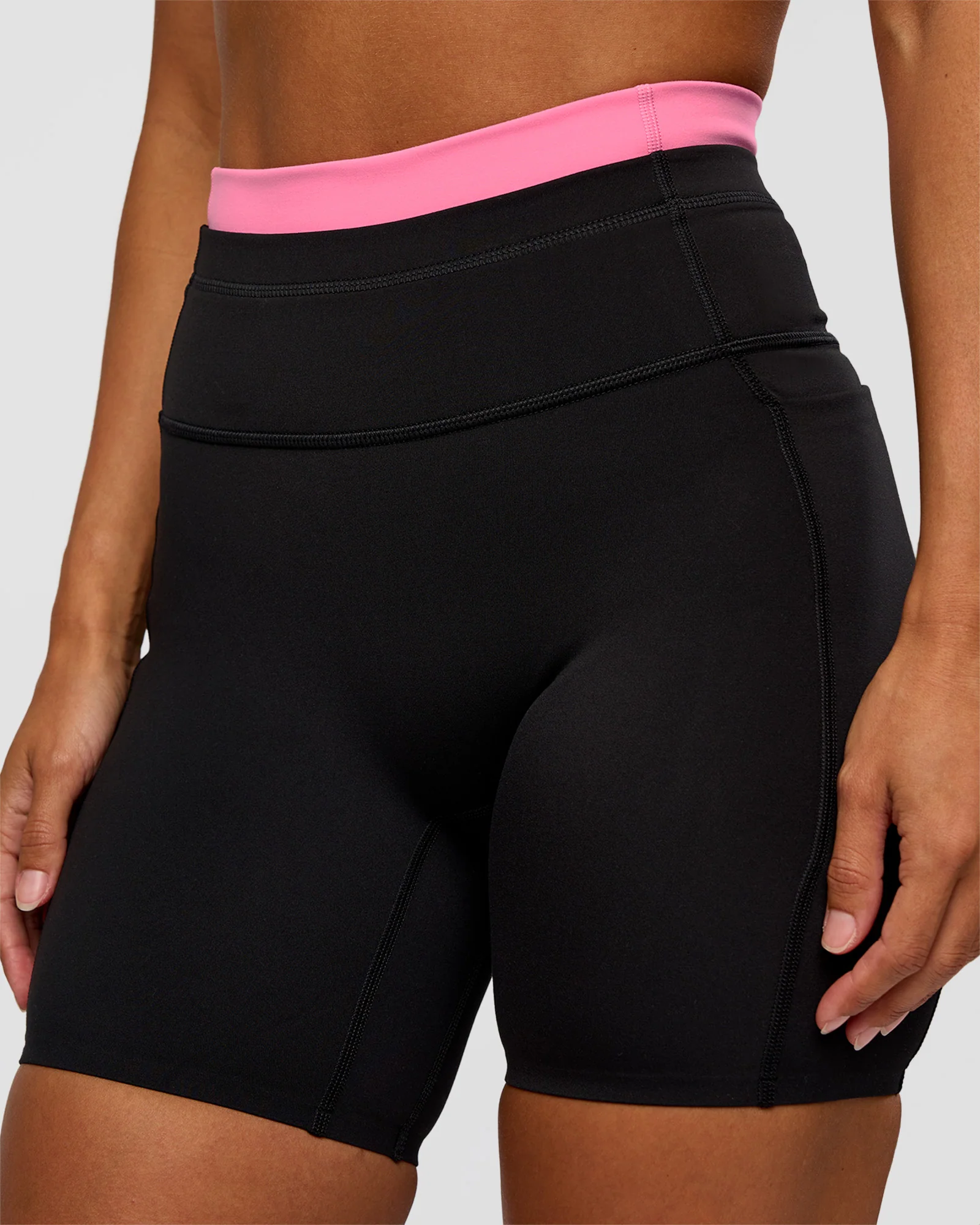 1767-liberate-high-rise-6-short-pockets-black-candy-pink-7.webp Liberate High-Rise 6" Short Pockets - Black-Candy Pink