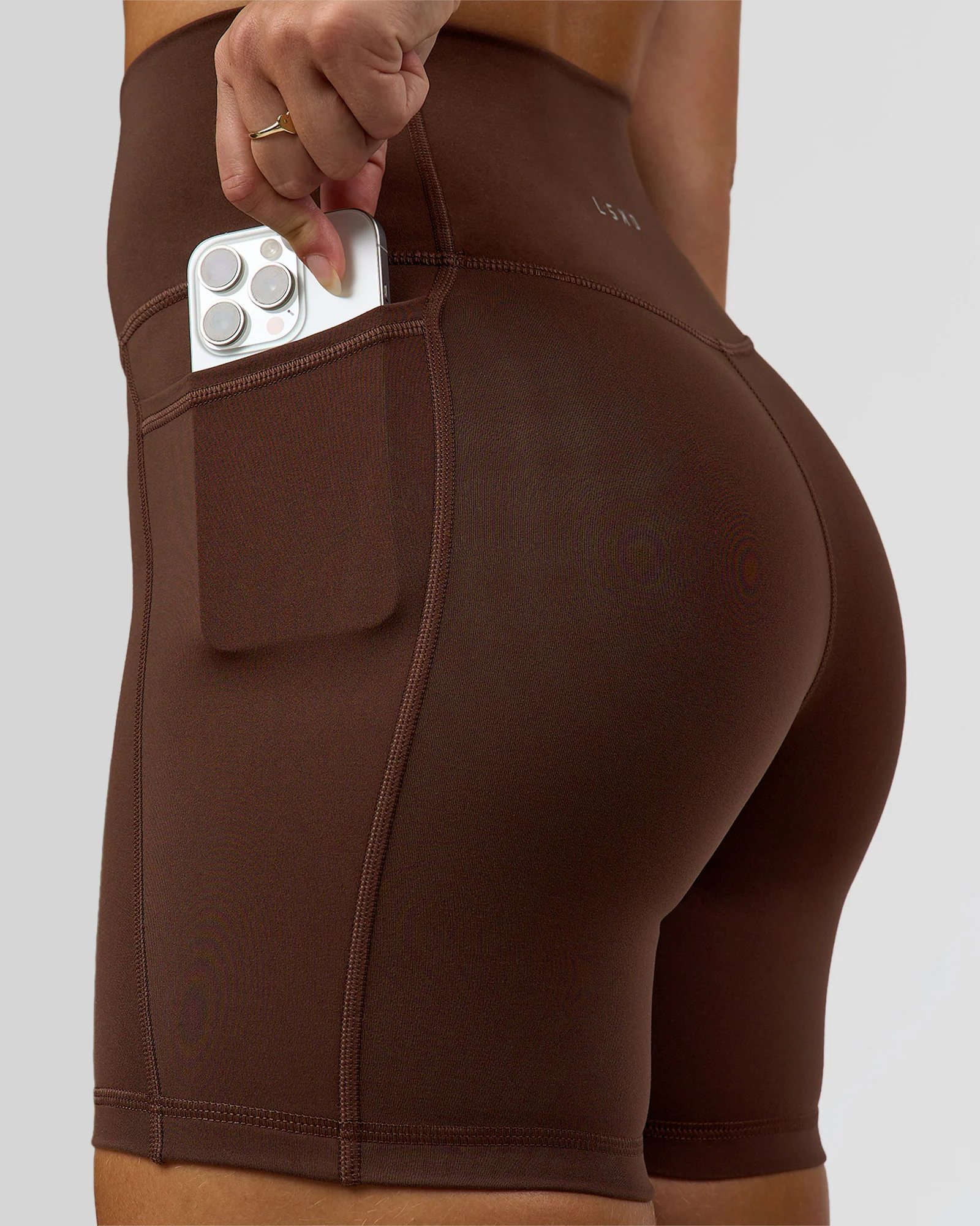 18-fusion-ultra-high-rise-6-short-pockets-hot-chocolate-3.webp Fusion Ultra High-Rise 6" Short Pockets - Hot Chocolate