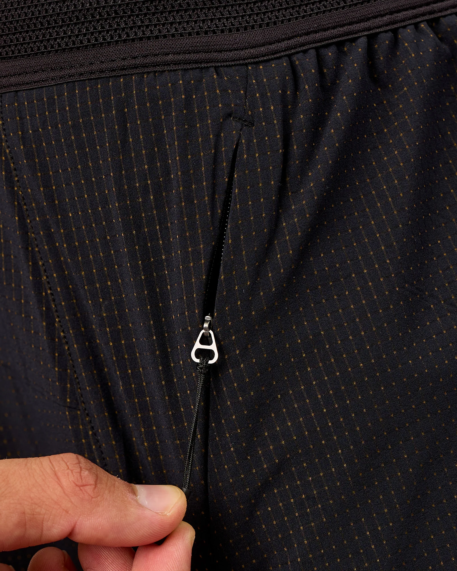 1880-ultraair-5-lined-performance-short-black-reflective-10.webp UltraAir 5" Lined Performance Short - Black-Reflective