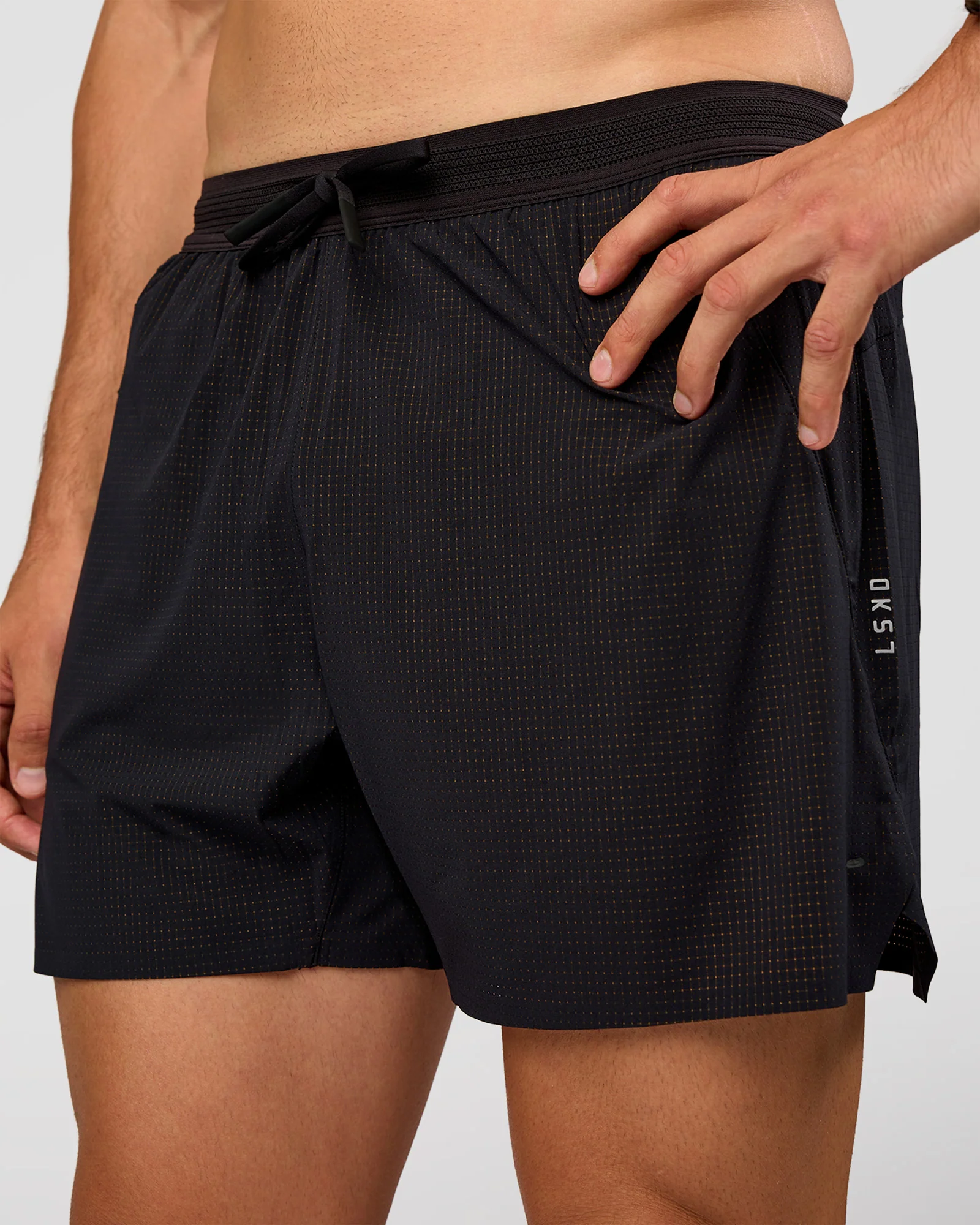 1880-ultraair-5-lined-performance-short-black-reflective-11.webp UltraAir 5" Lined Performance Short - Black-Reflective