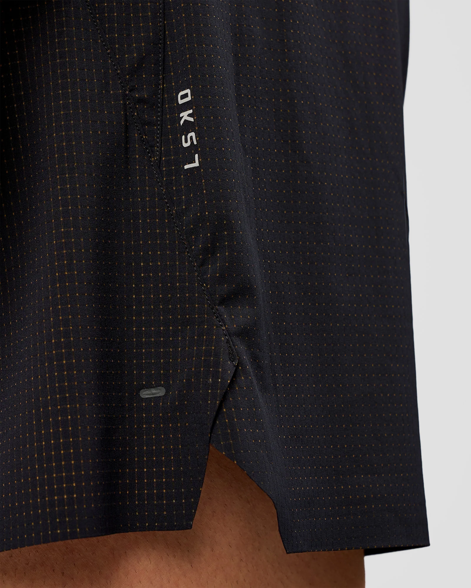 1880-ultraair-5-lined-performance-short-black-reflective-9.webp UltraAir 5" Lined Performance Short - Black-Reflective
