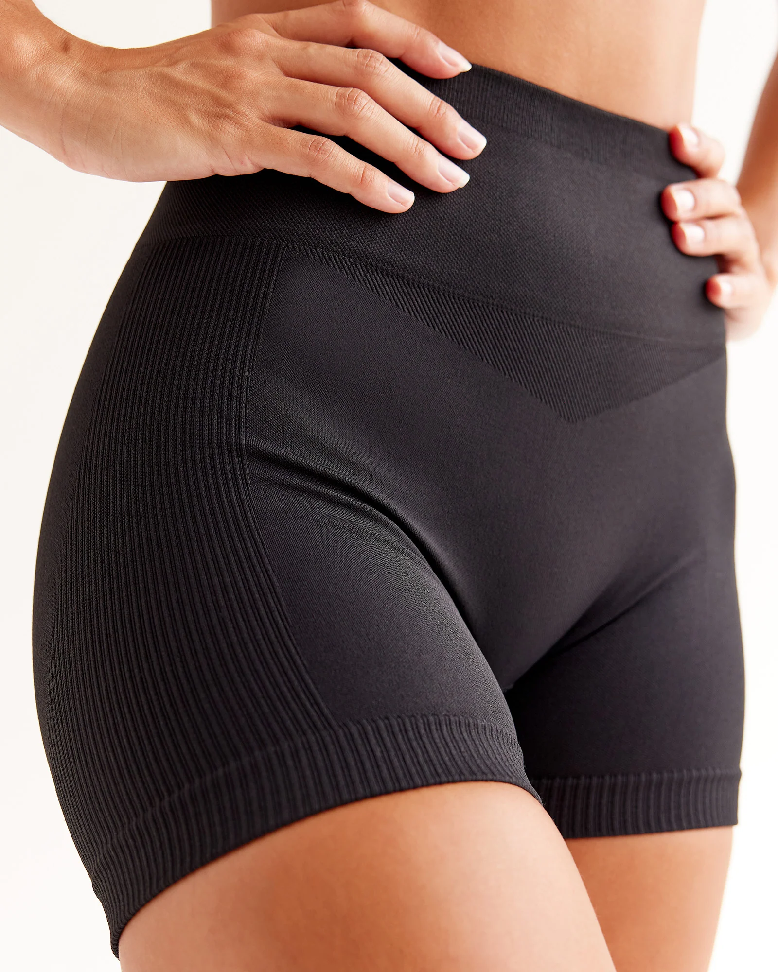 19140-black-xs-black-xs-variation-1.webp Surge Seamless High-Rise 4" Short - Black