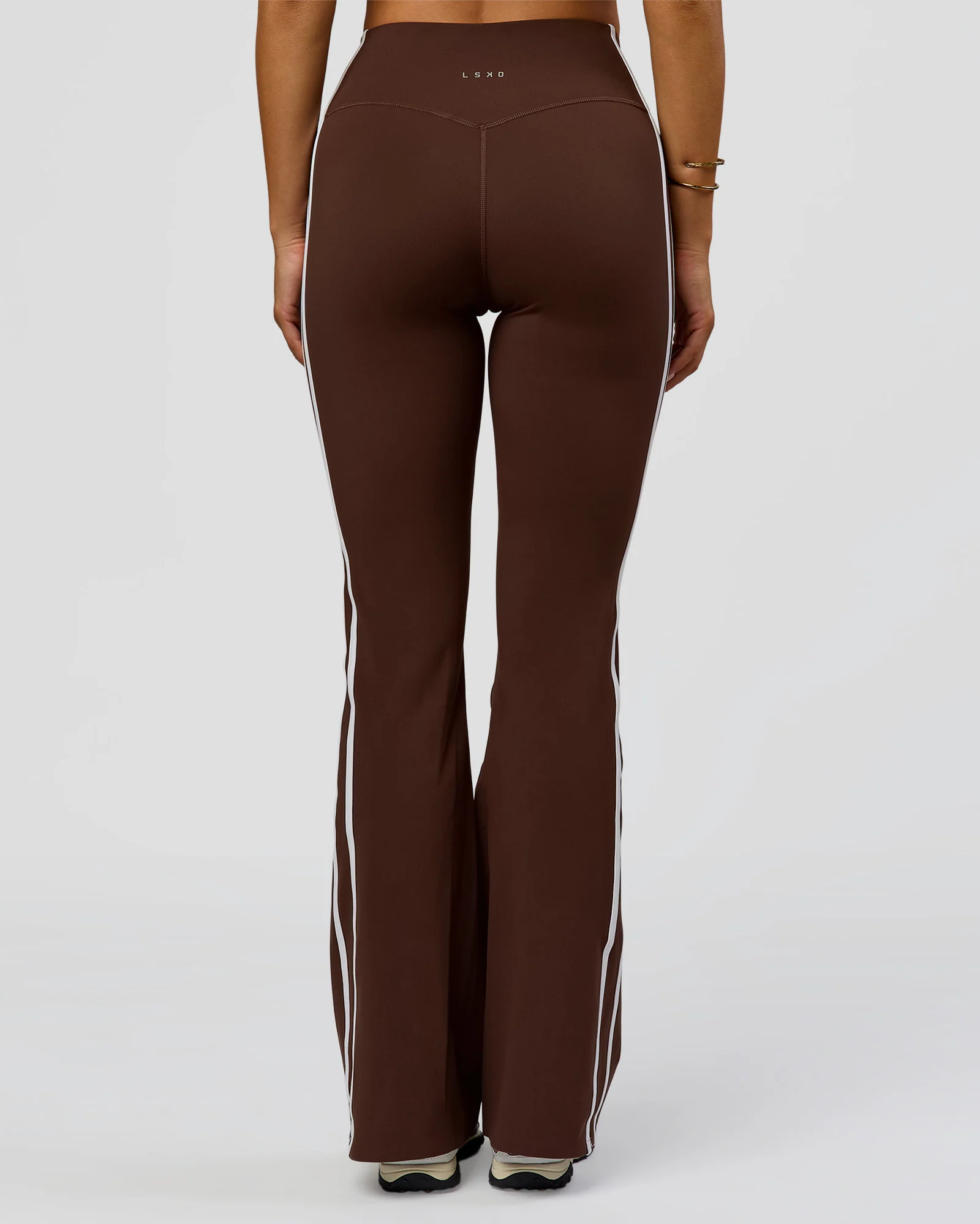 1950-fusion-v-contour-bind-high-rise-flared-legging-hot-chocolate-white-4.webp Fusion V-Contour Bind High-Rise Flared Legging - Hot Chocolate-white