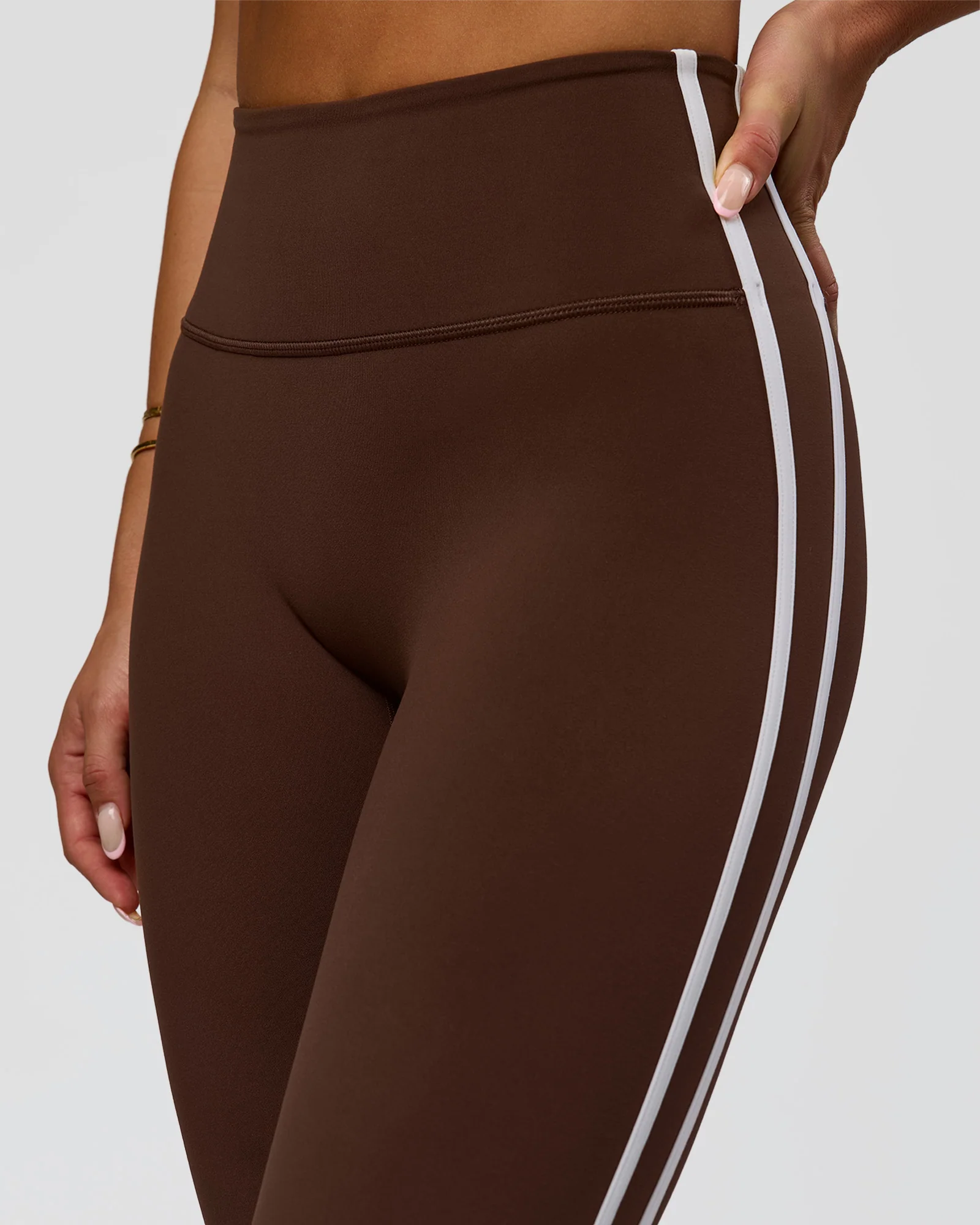 1950-fusion-v-contour-bind-high-rise-flared-legging-hot-chocolate-white-5.webp Fusion V-Contour Bind High-Rise Flared Legging - Hot Chocolate-white