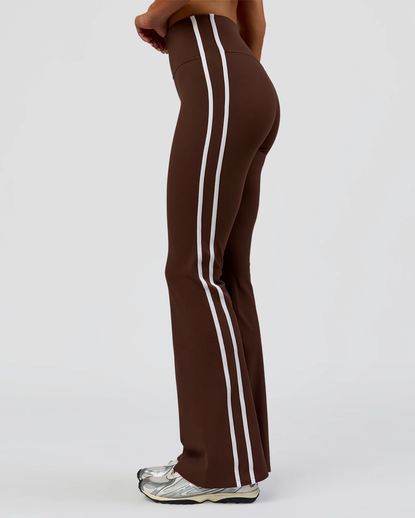 1950-fusion-v-contour-bind-high-rise-flared-legging-hot-chocolate-white-7.webp Fusion V-Contour Bind High-Rise Flared Legging - Hot Chocolate-white
