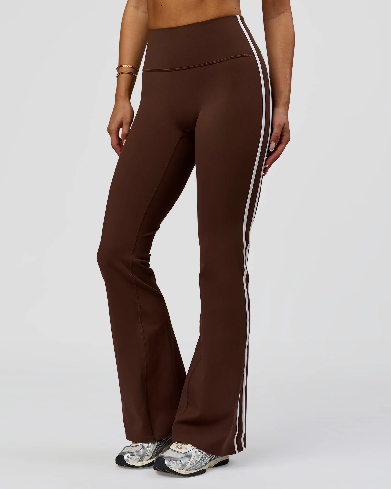 1950-fusion-v-contour-bind-high-rise-flared-legging-hot-chocolate-white-8.webp Fusion V-Contour Bind High-Rise Flared Legging - Hot Chocolate-white