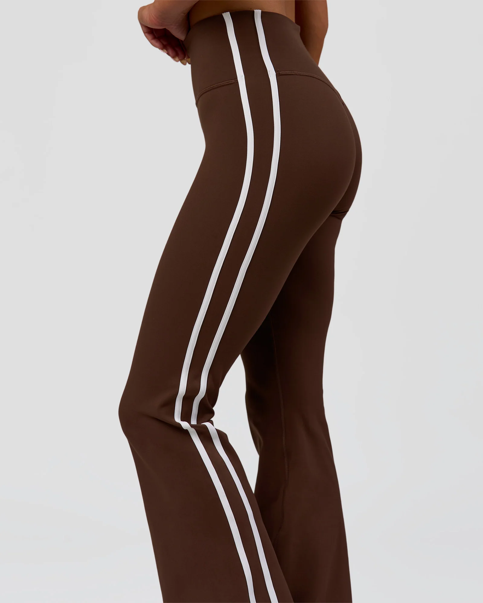 1950-fusion-v-contour-bind-high-rise-flared-legging-hot-chocolate-white-9.webp Fusion V-Contour Bind High-Rise Flared Legging - Hot Chocolate-white