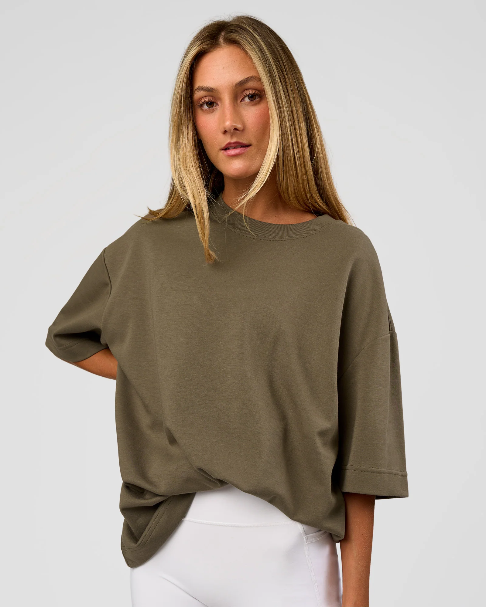 19952-afterdark-zerocrease-oversized-tee-walnut-grey-5.webp AfterDark ZeroCrease Oversized Tee - Walnut Grey