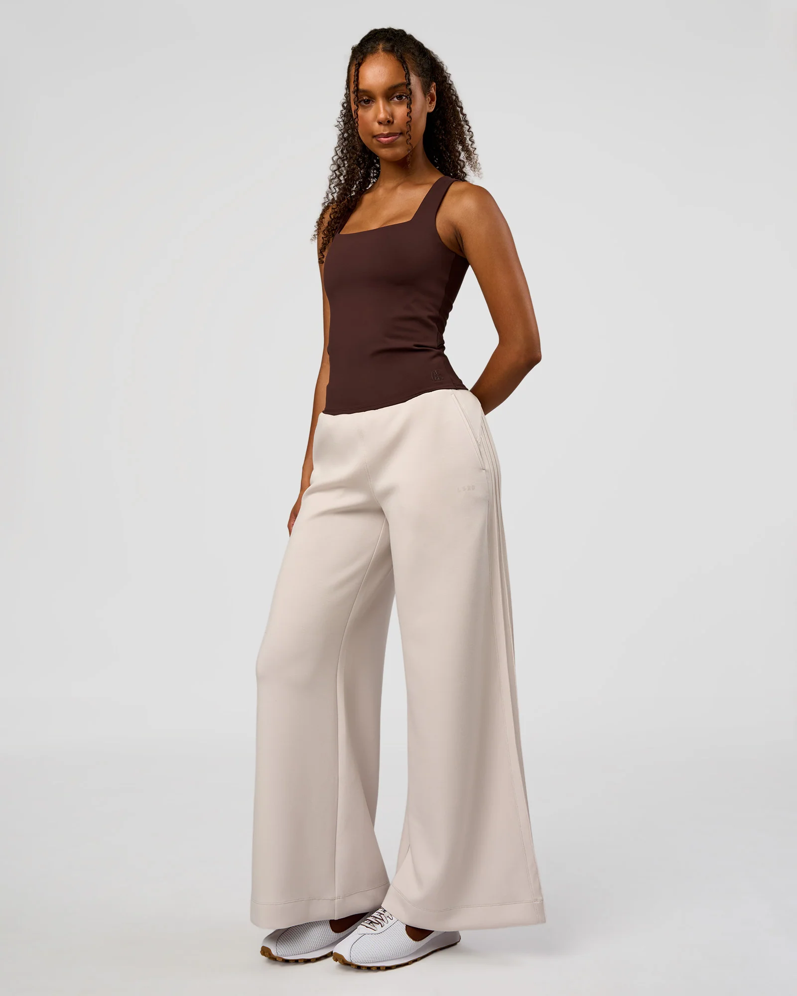 2075-cf-train-hard-shelf-bra-tank-hot-chocolate-7.webp CF Train Hard Shelf Bra Tank - Hot Chocolate
