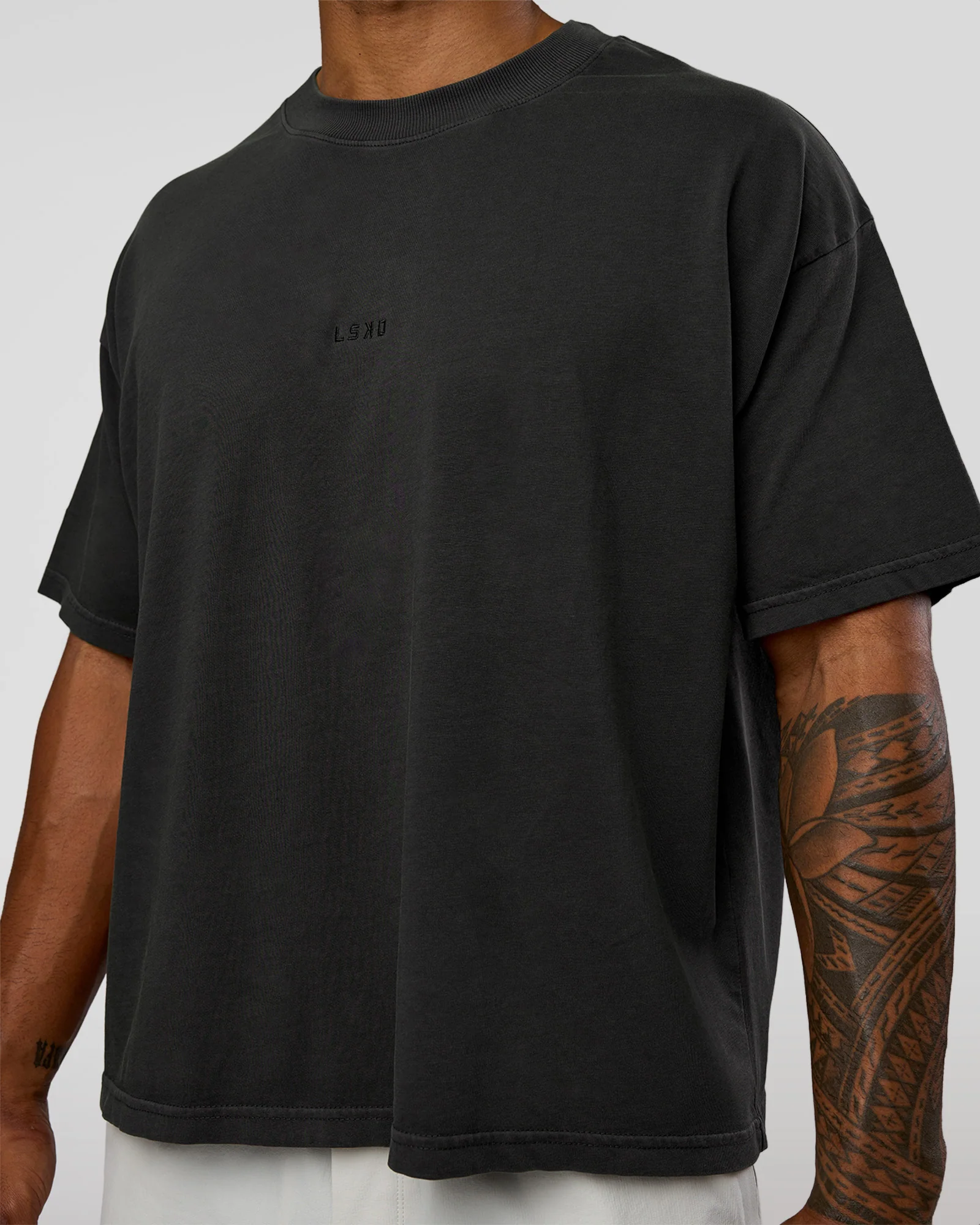 21147-oversized-heavyweight-boxed-tee-washed-black-6.webp Oversized Heavyweight Boxed Tee - Washed Black