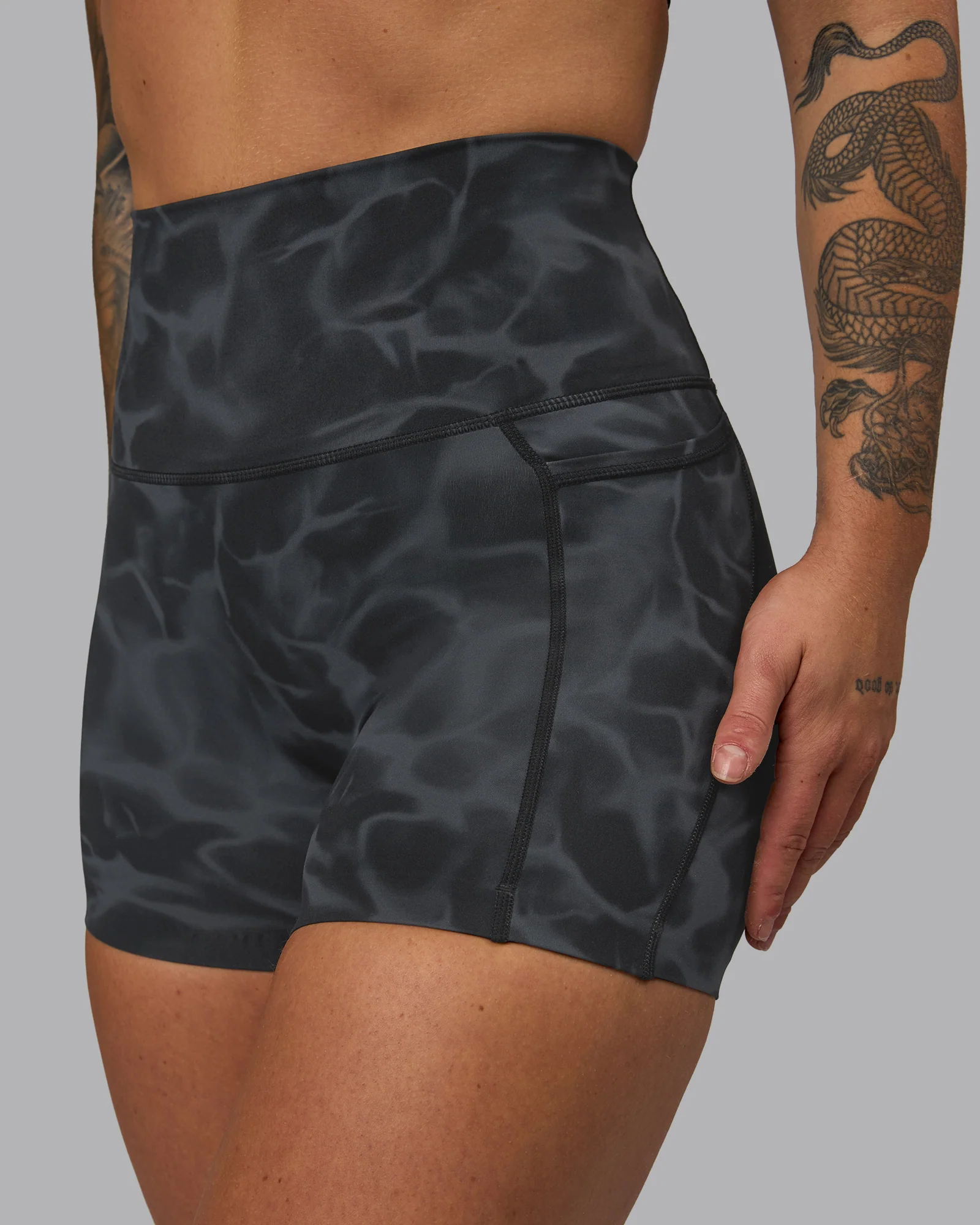 Elixir Ultra High-Rise 4" Short Pockets - Tranquil-Black