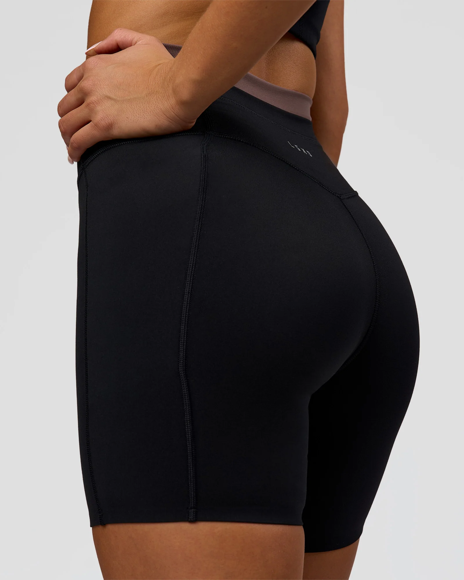 2126-liberate-high-rise-6-short-pockets-black-cocoa-powder-2.webp Liberate High-Rise 6" Short Pockets - Black-Cocoa Powder