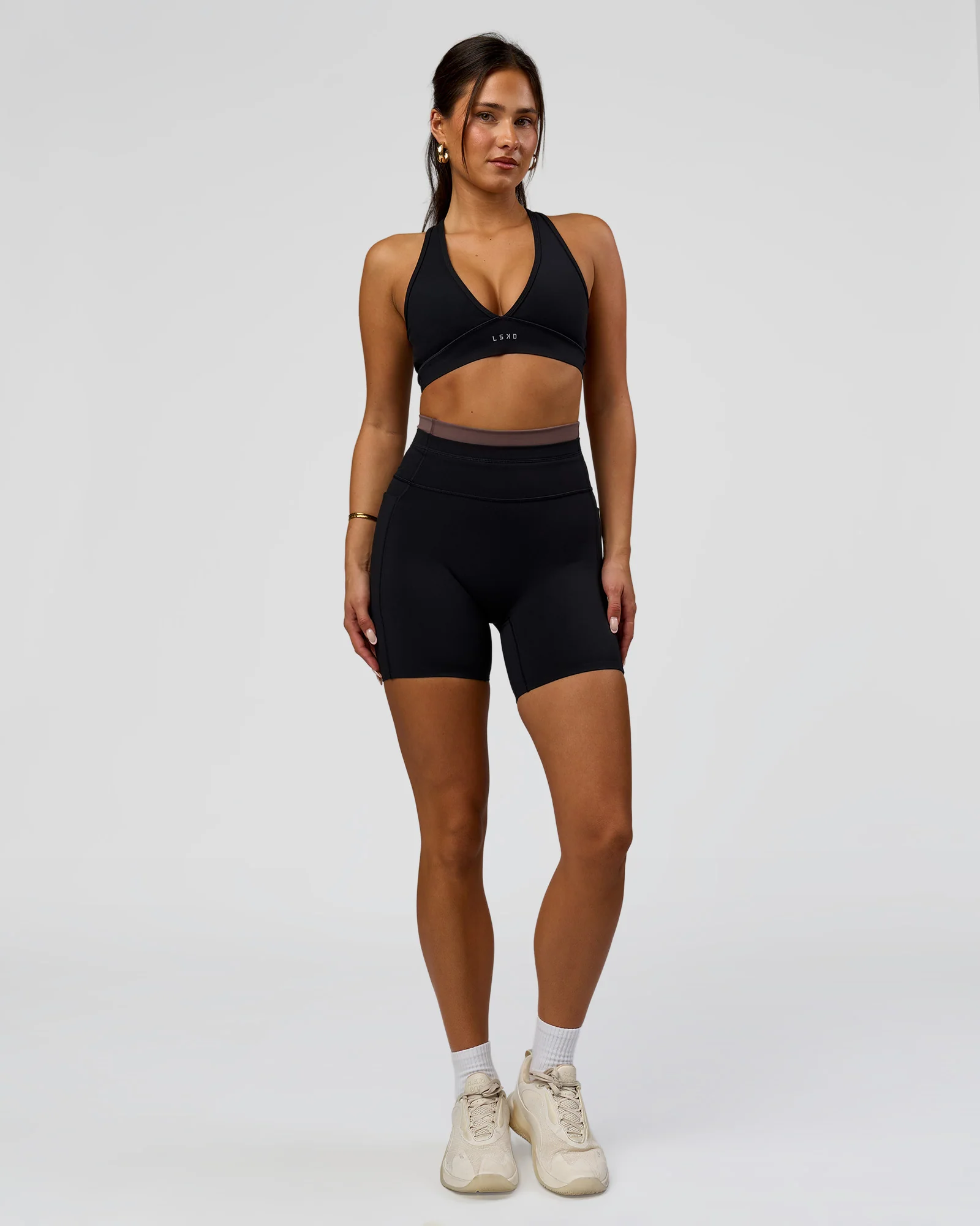 2126-liberate-high-rise-6-short-pockets-black-cocoa-powder-3.webp Liberate High-Rise 6" Short Pockets - Black-Cocoa Powder