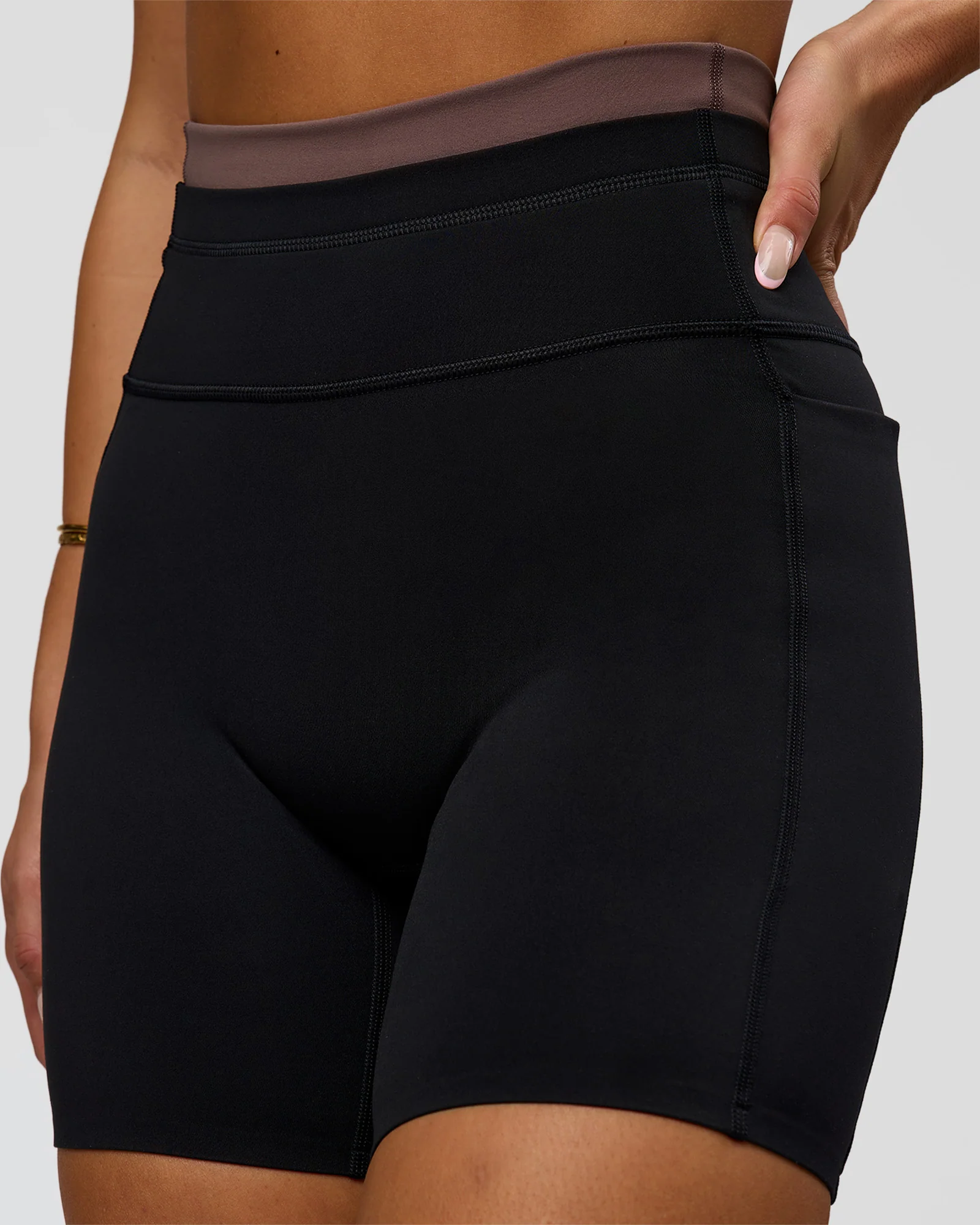 2126-liberate-high-rise-6-short-pockets-black-cocoa-powder-6.webp Liberate High-Rise 6" Short Pockets - Black-Cocoa Powder