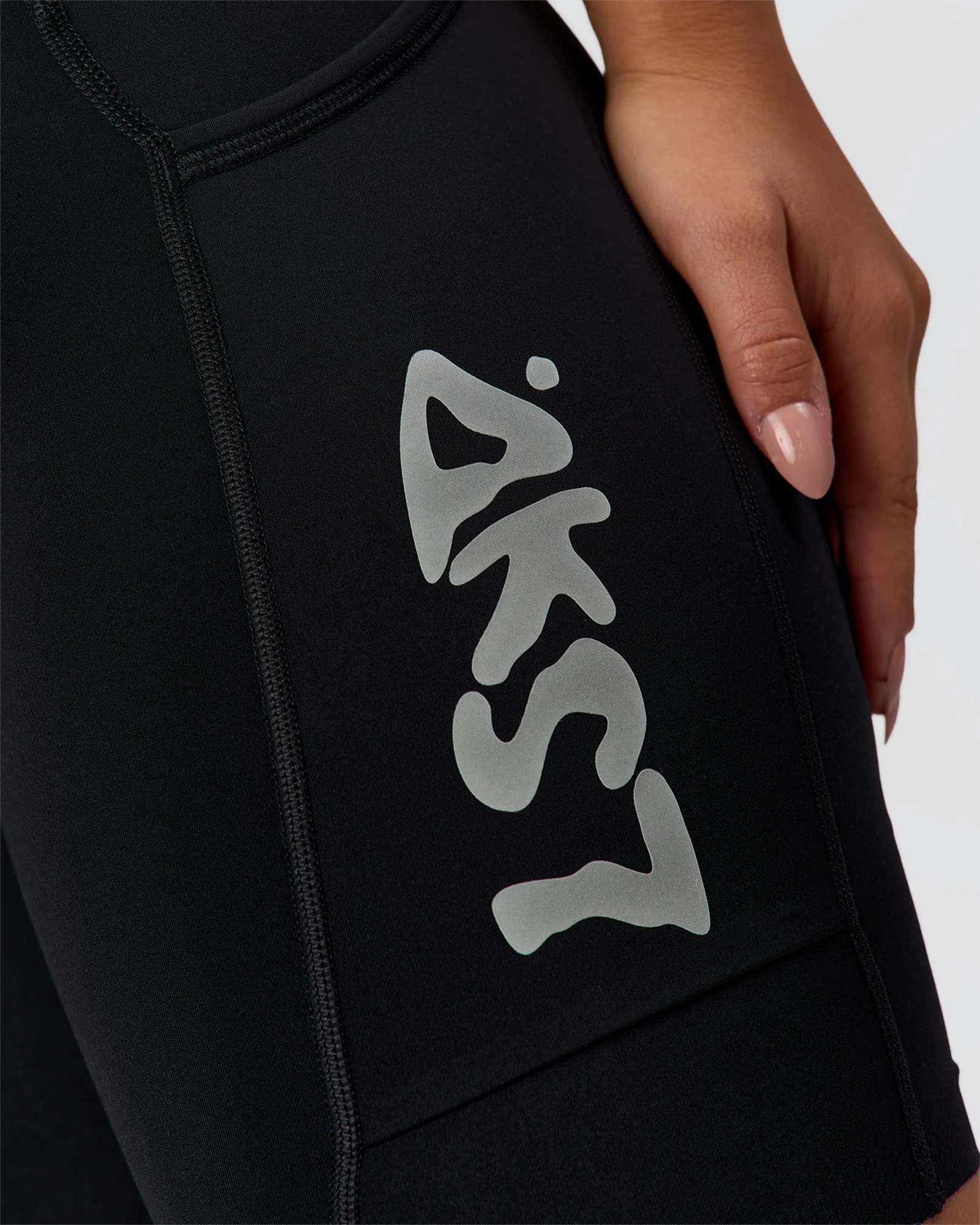 2285-elite-hype-reflective-run-high-rise-7-short-pockets-black-hype-reflective-11.webp Elite Hype Reflective Run High-Rise 7" Short Pockets - Black-Hype Reflective