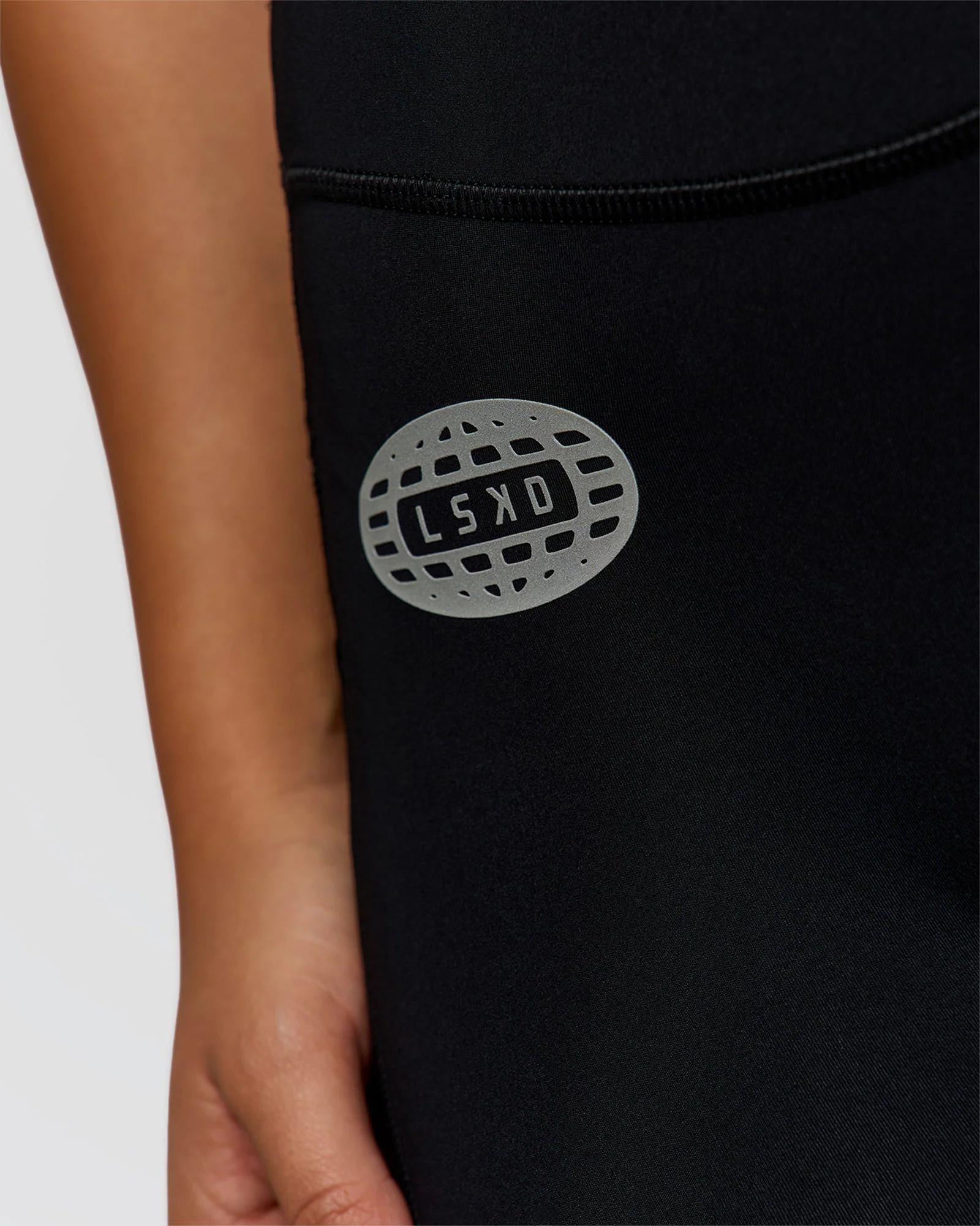 2285-elite-hype-reflective-run-high-rise-7-short-pockets-black-hype-reflective-8.webp Elite Hype Reflective Run High-Rise 7" Short Pockets - Black-Hype Reflective
