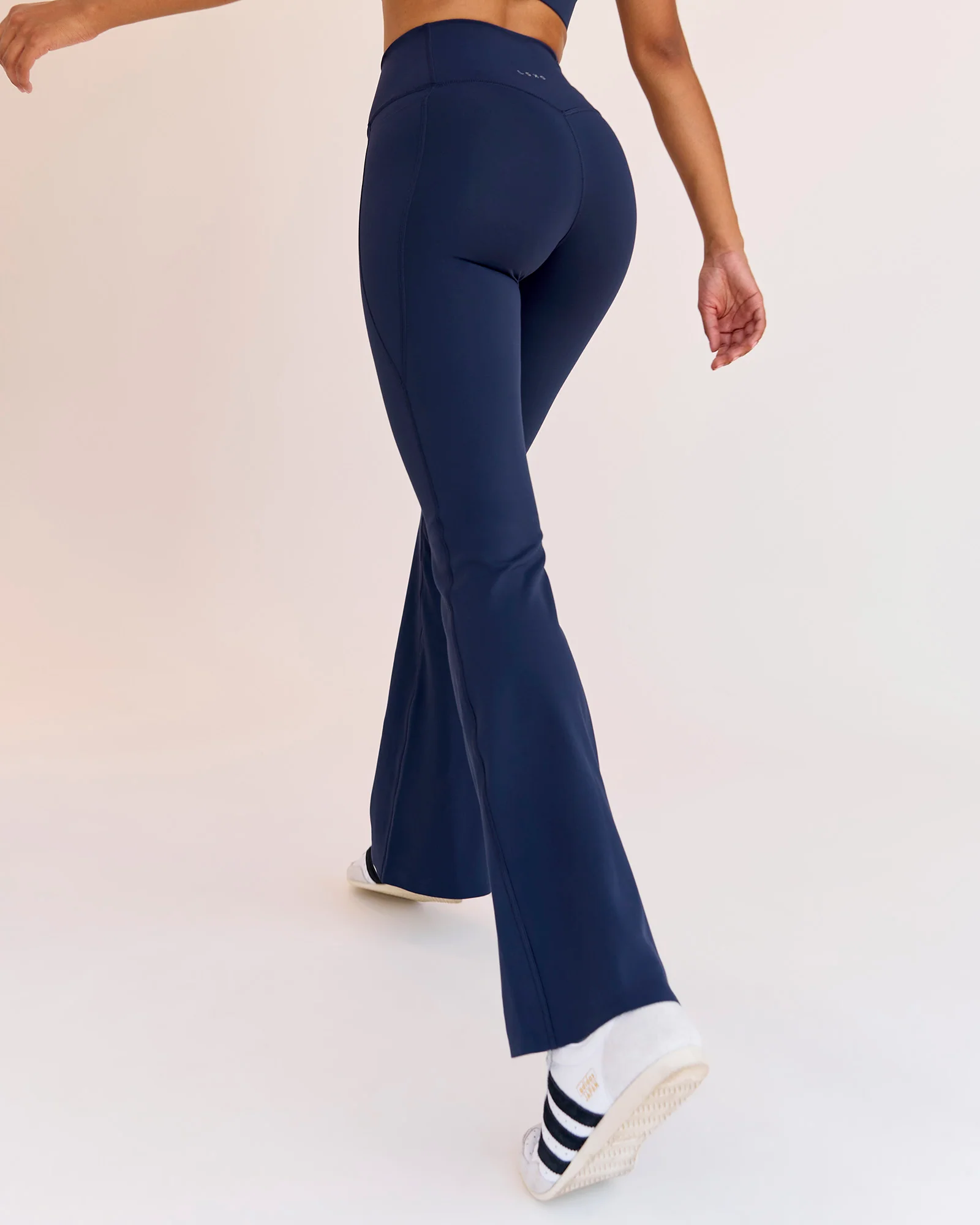 254-fusion-v-contour-high-rise-flared-legging-pockets-future-navy-5.webp Fusion V-Contour High-Rise Flared Legging Pockets - Future Navy