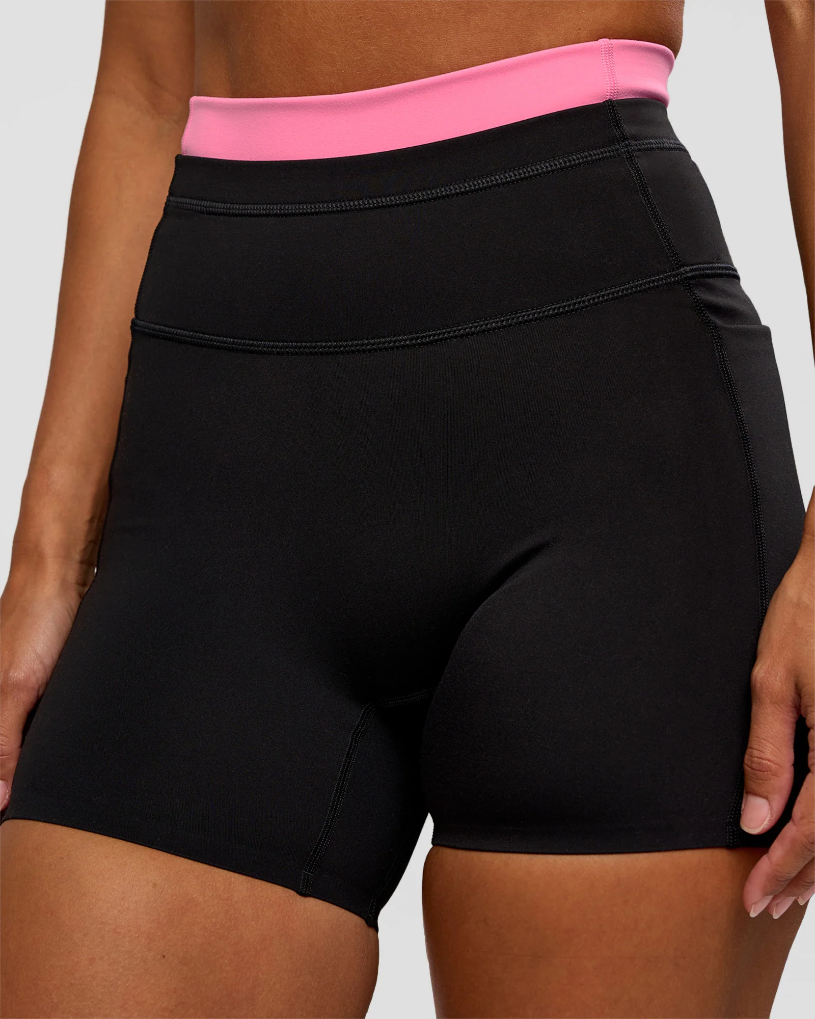 2836-liberate-high-rise-4-short-pockets-black-candy-pink-6.webp Liberate High-Rise 4" Short Pockets - Black-Candy Pink