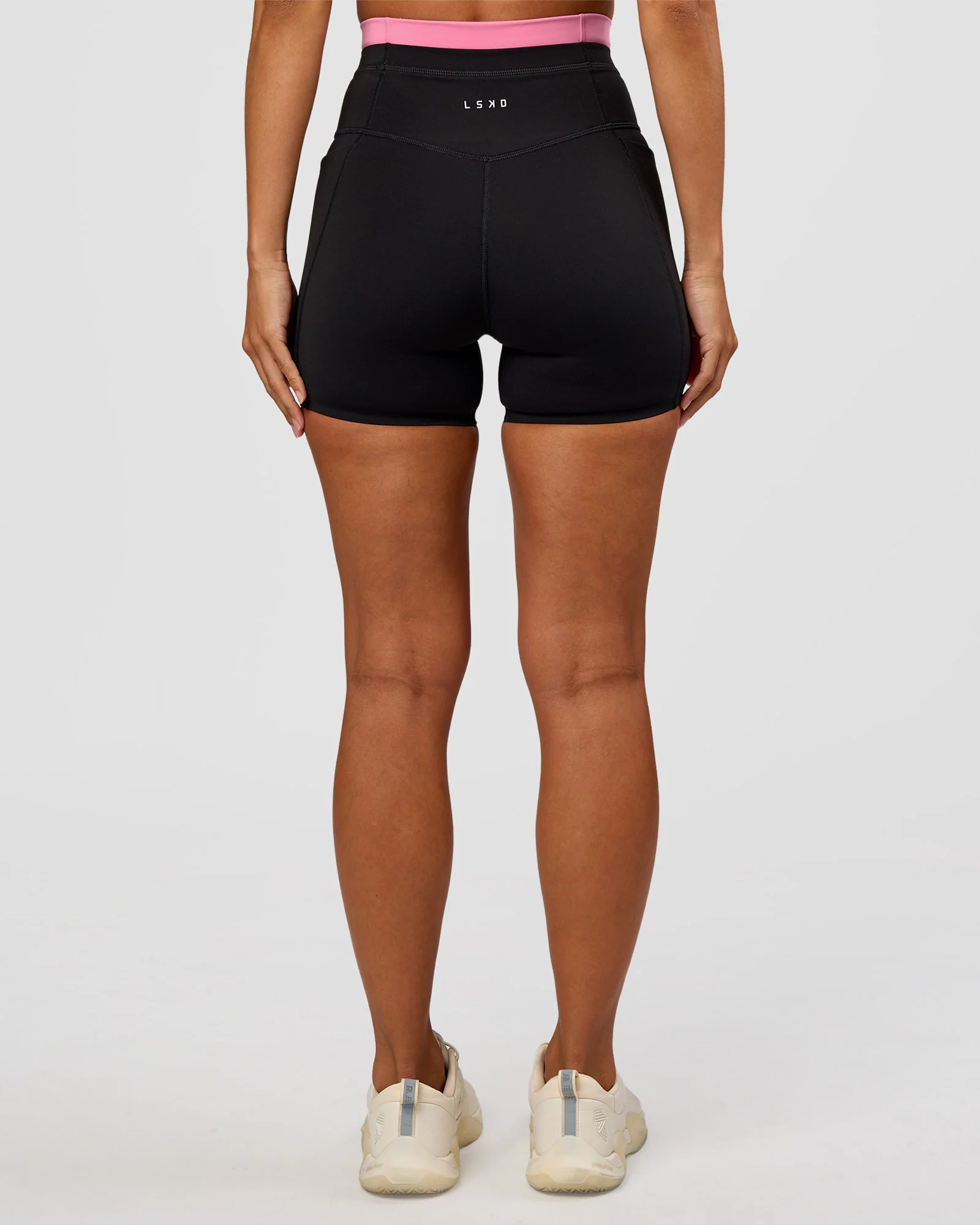 2836-liberate-high-rise-4-short-pockets-black-candy-pink-7.webp Liberate High-Rise 4" Short Pockets - Black-Candy Pink
