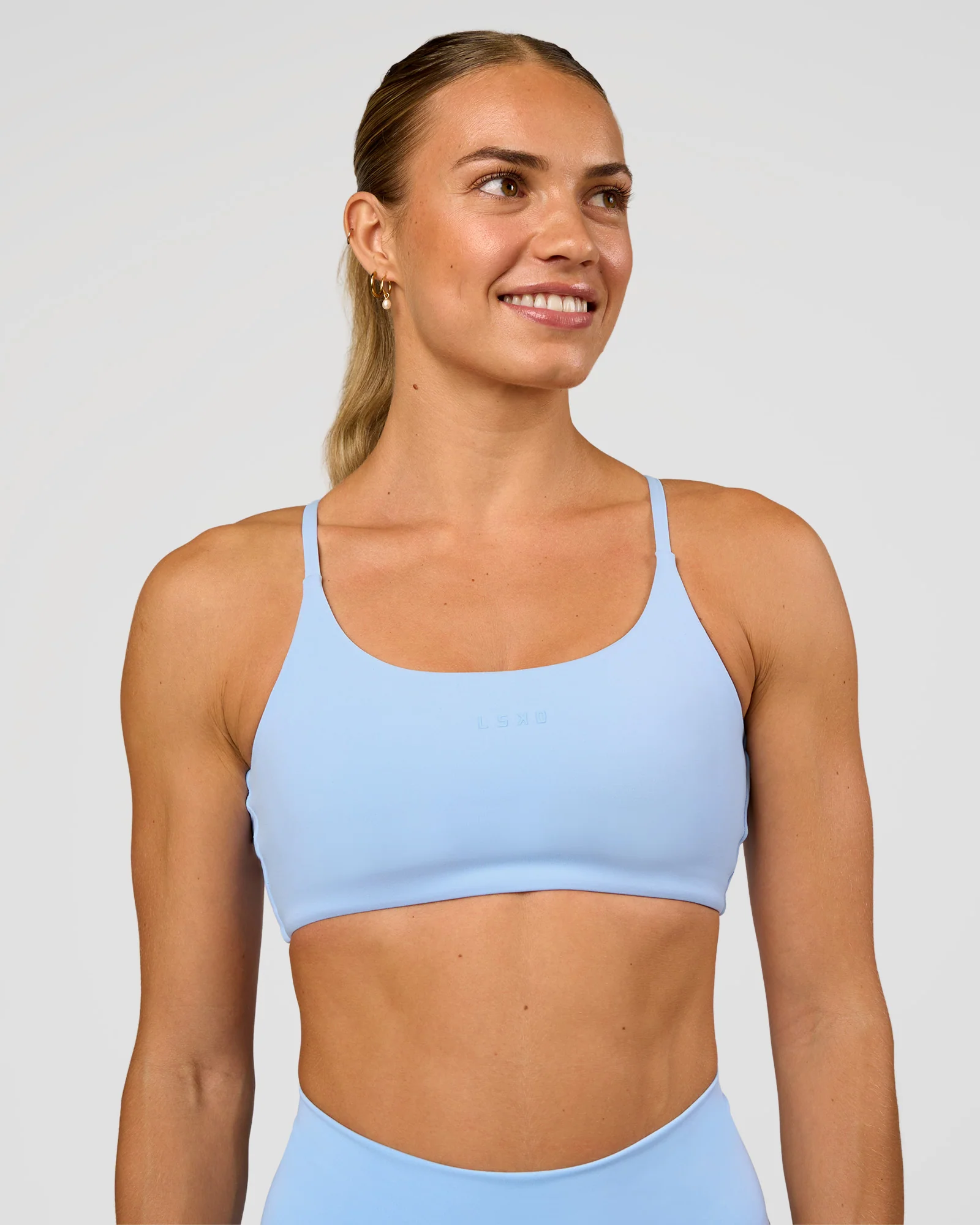 300-twist-sports-bra-open-air-4.webp Twist Sports Bra - Open Air