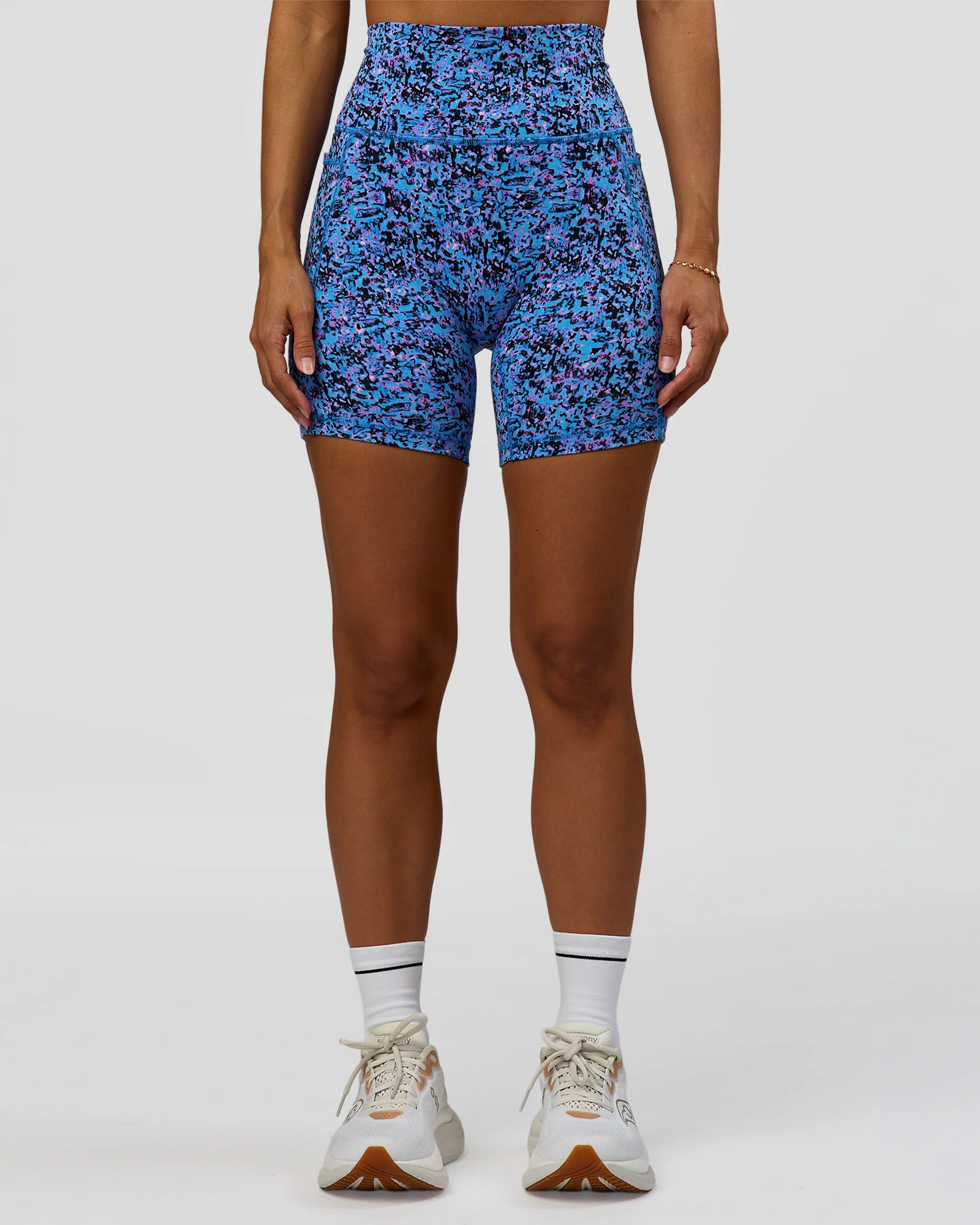 3274-fusion-v-contour-ultra-high-rise-6-short-pockets-energy-print-blue-multi-7.webp Fusion V-Contour Ultra High-Rise 6" Short Pockets - Energy Print Blue Multi