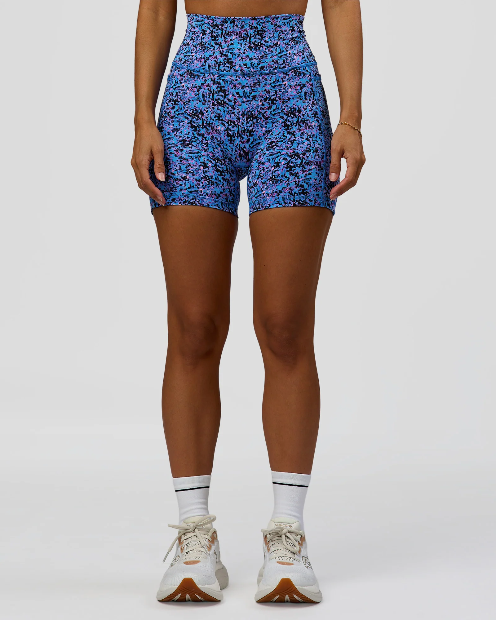 3353-fusion-v-contour-ultra-high-rise-4-short-pockets-energy-print-blue-multi-2.webp Fusion V-Contour Ultra High-Rise 4” Short Pockets - Energy Print Blue Multi
