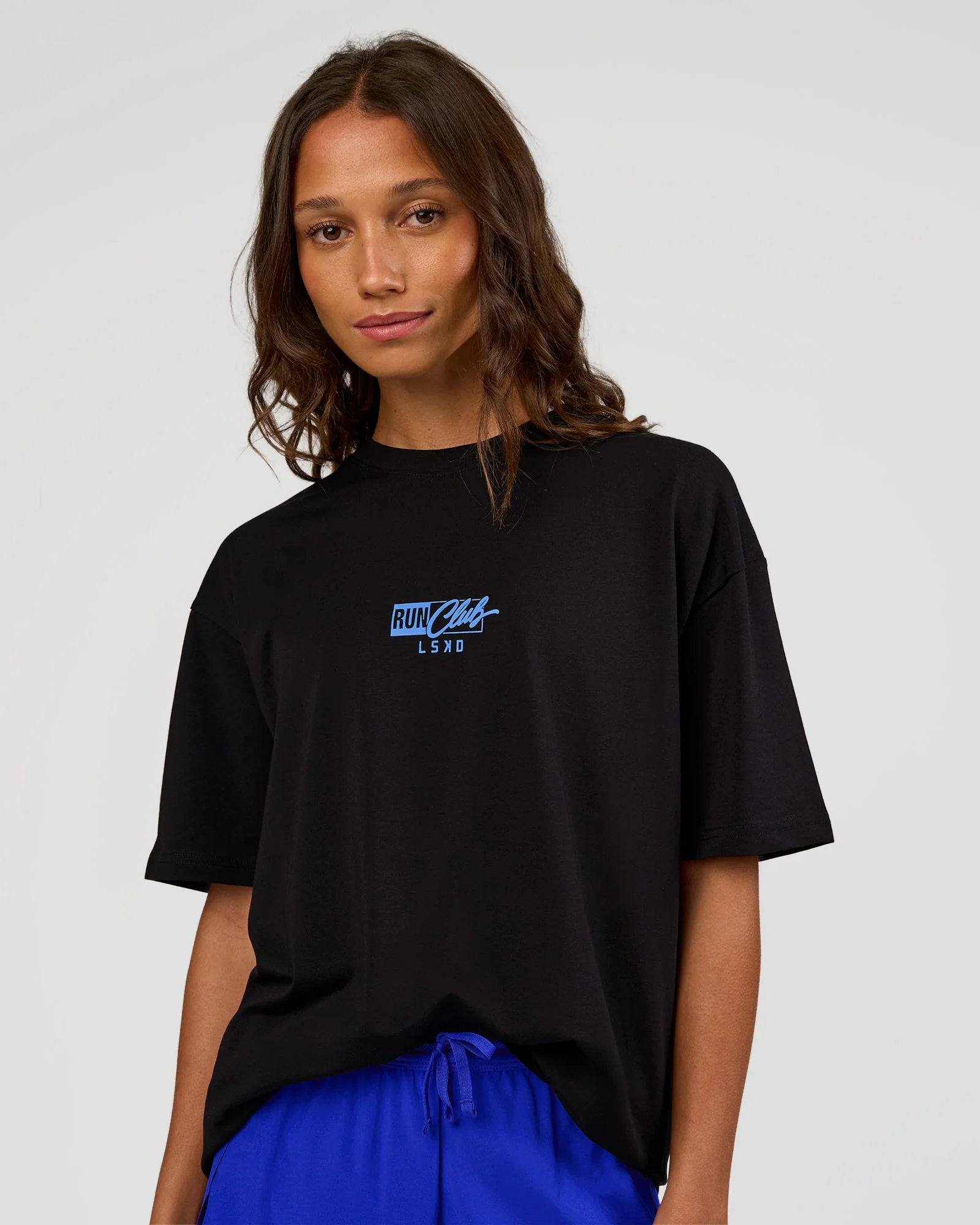 3412-run-club-script-flxcotton-oversized-tee-black-palace-blue-4.webp Run Club Script FLXCotton Oversized Tee - Black-Palace Blue