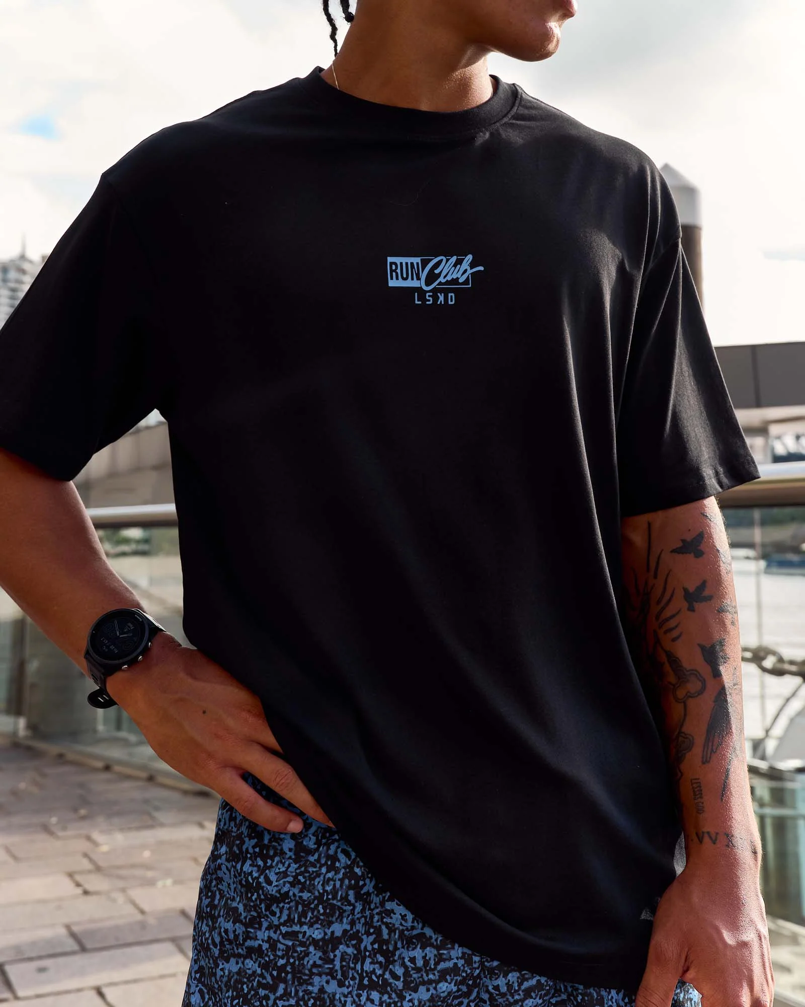 3412-run-club-script-flxcotton-oversized-tee-black-palace-blue-6.webp Run Club Script FLXCotton Oversized Tee - Black-Palace Blue