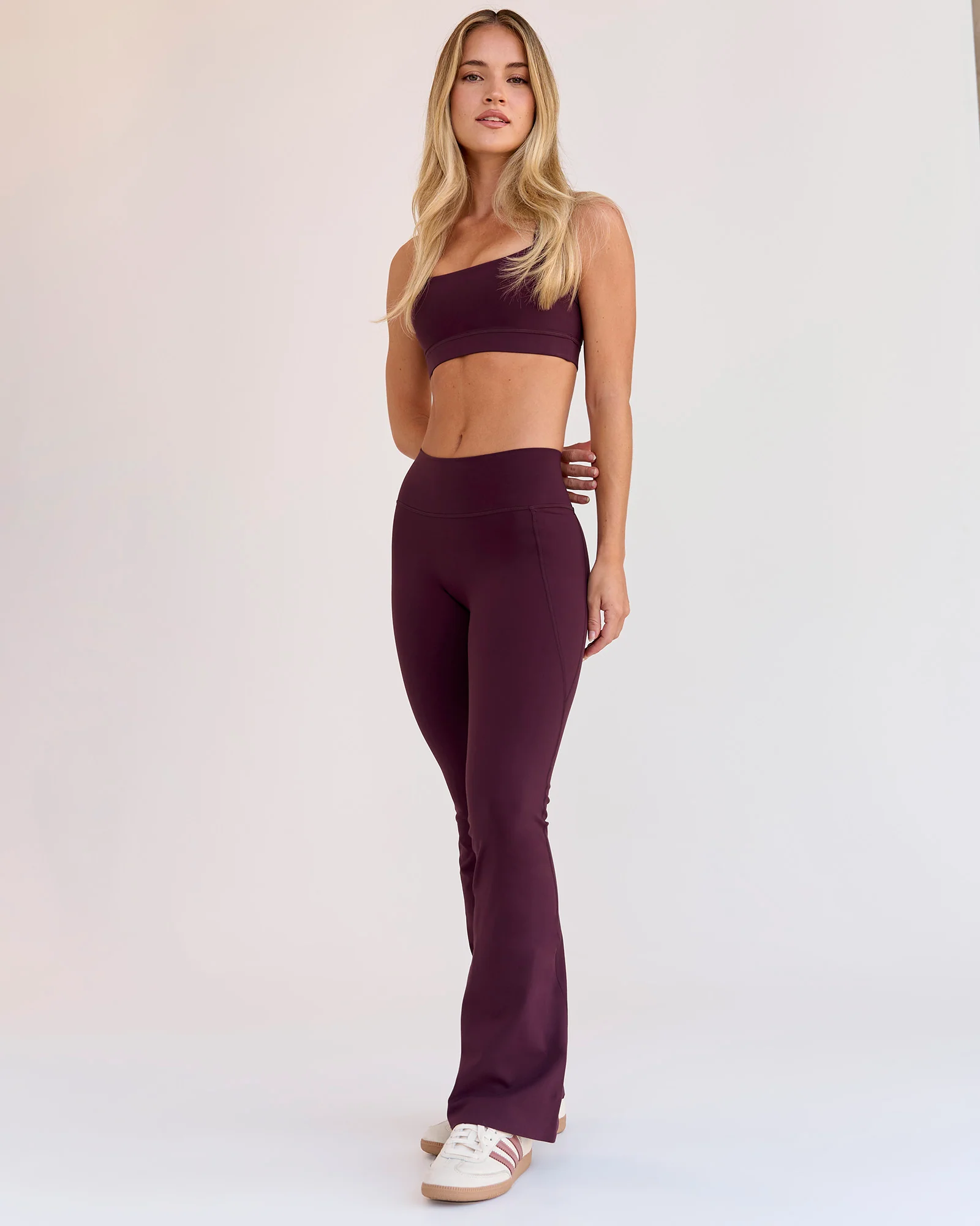 365-fusion-v-contour-high-rise-flared-petite-legging-pockets-cherry-lacquer-10.webp Fusion V-Contour High-Rise Flared Petite Legging Pockets - Cherry Lacquer
