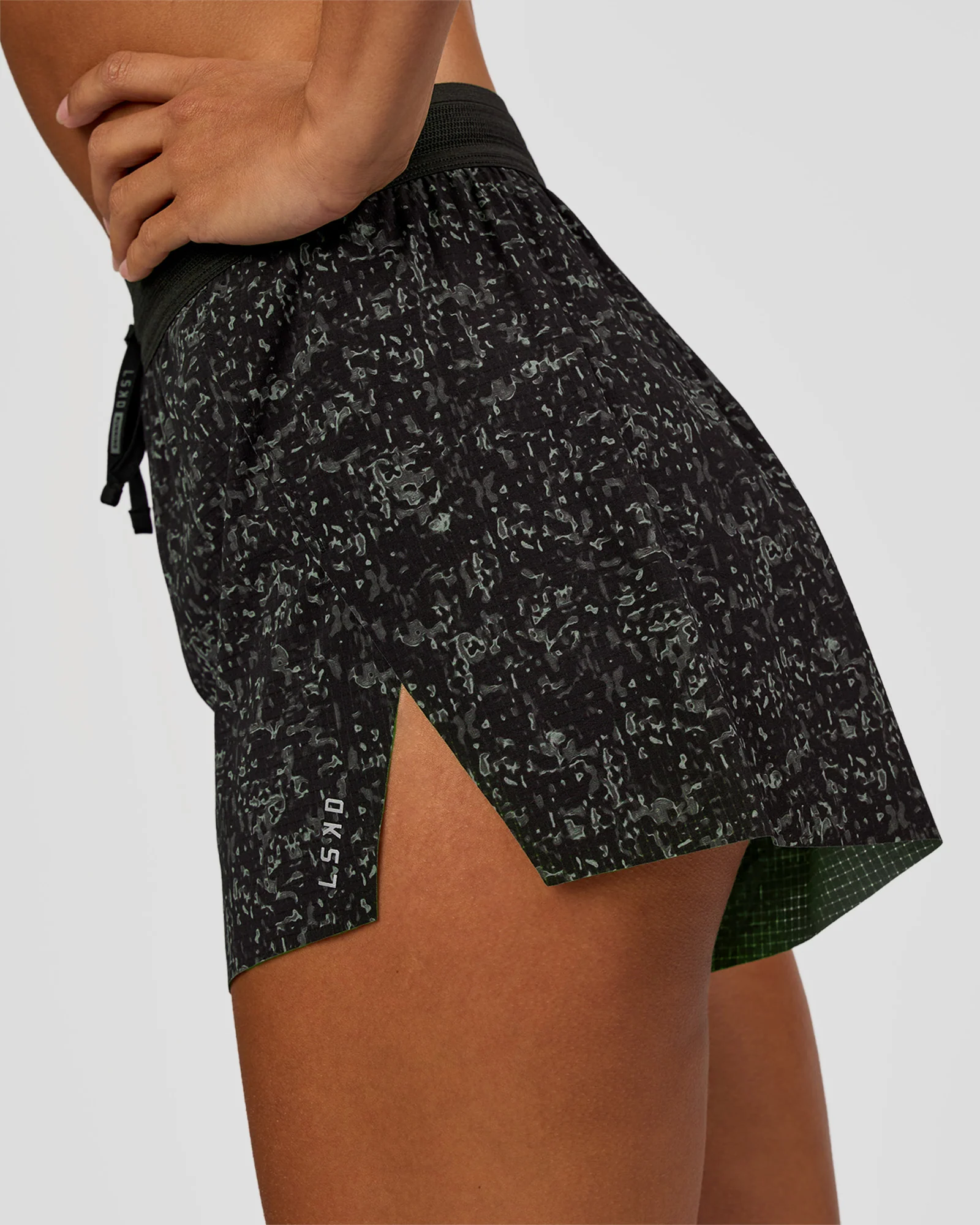 3831-accelerate-3-high-rise-running-short-energy-print-black-2.webp Accelerate 3" High-Rise Running Short - Energy Print Black