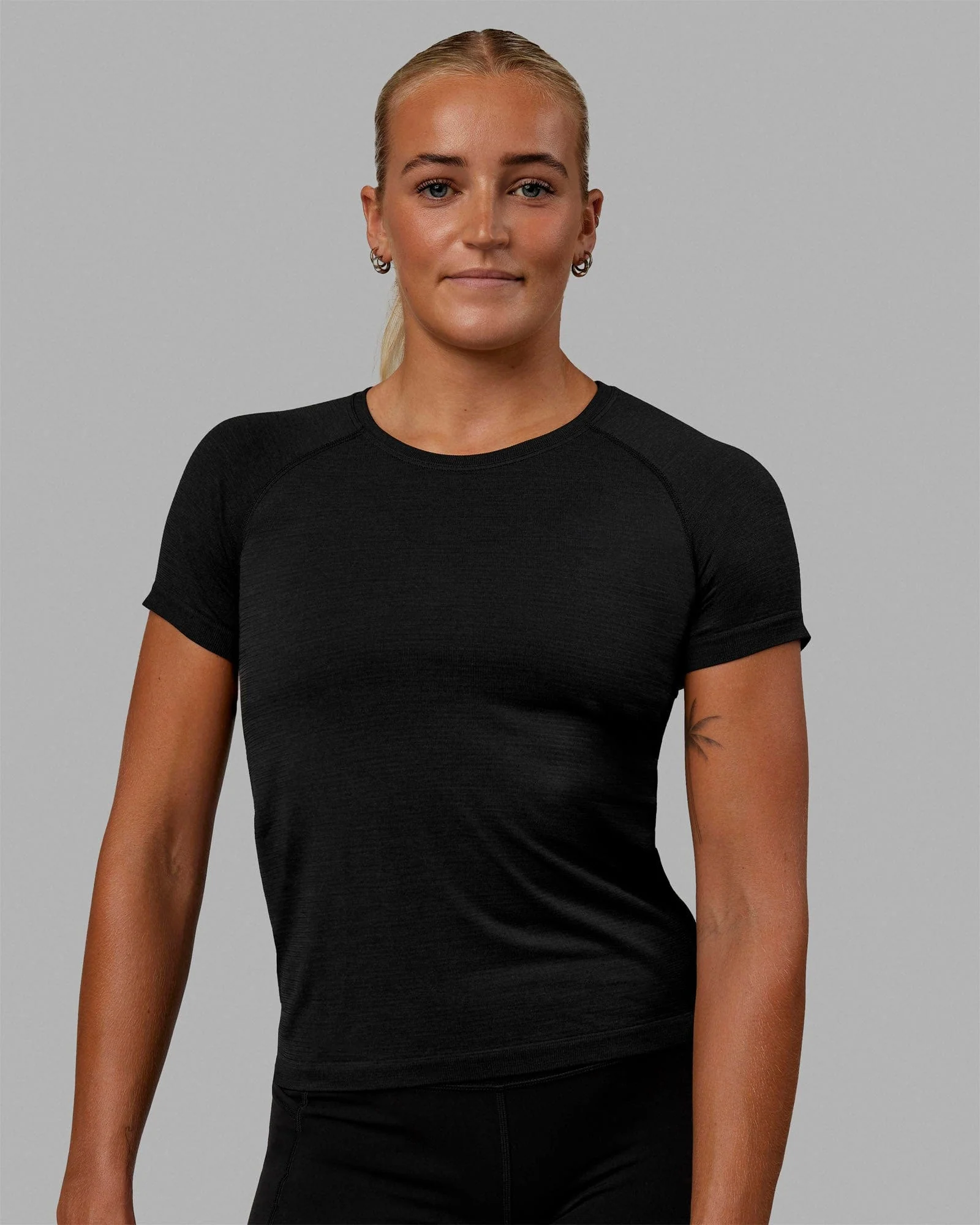 3924-aeroflx-seamless-tee-black-marl-1.webp AeroFLX+ Seamless Tee - Black Marl