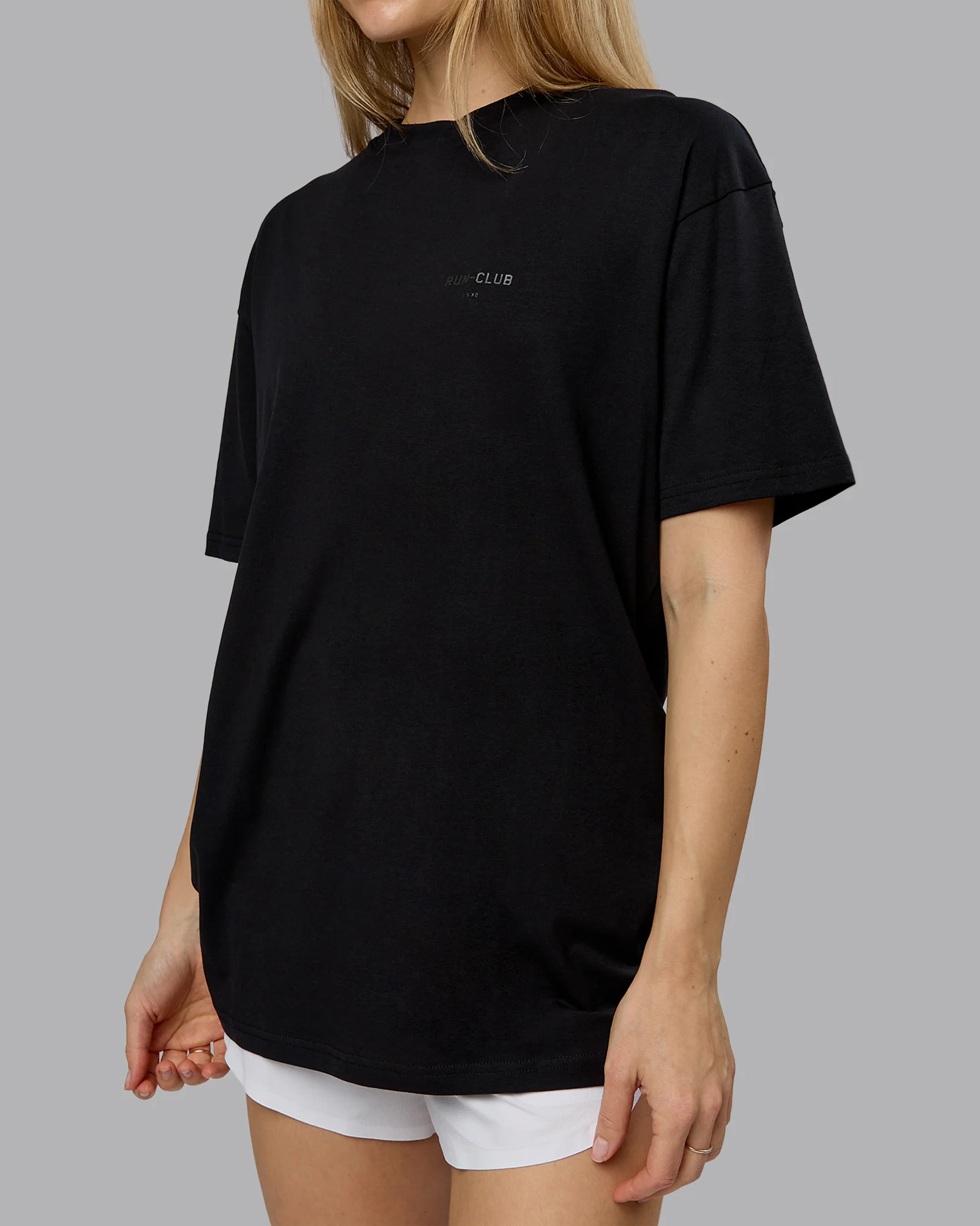 4891-run-club-flxcotton-tee-oversize-black-reflective-10.webp RUN CLUB FLXCotton Tee Oversize - Black-Reflective