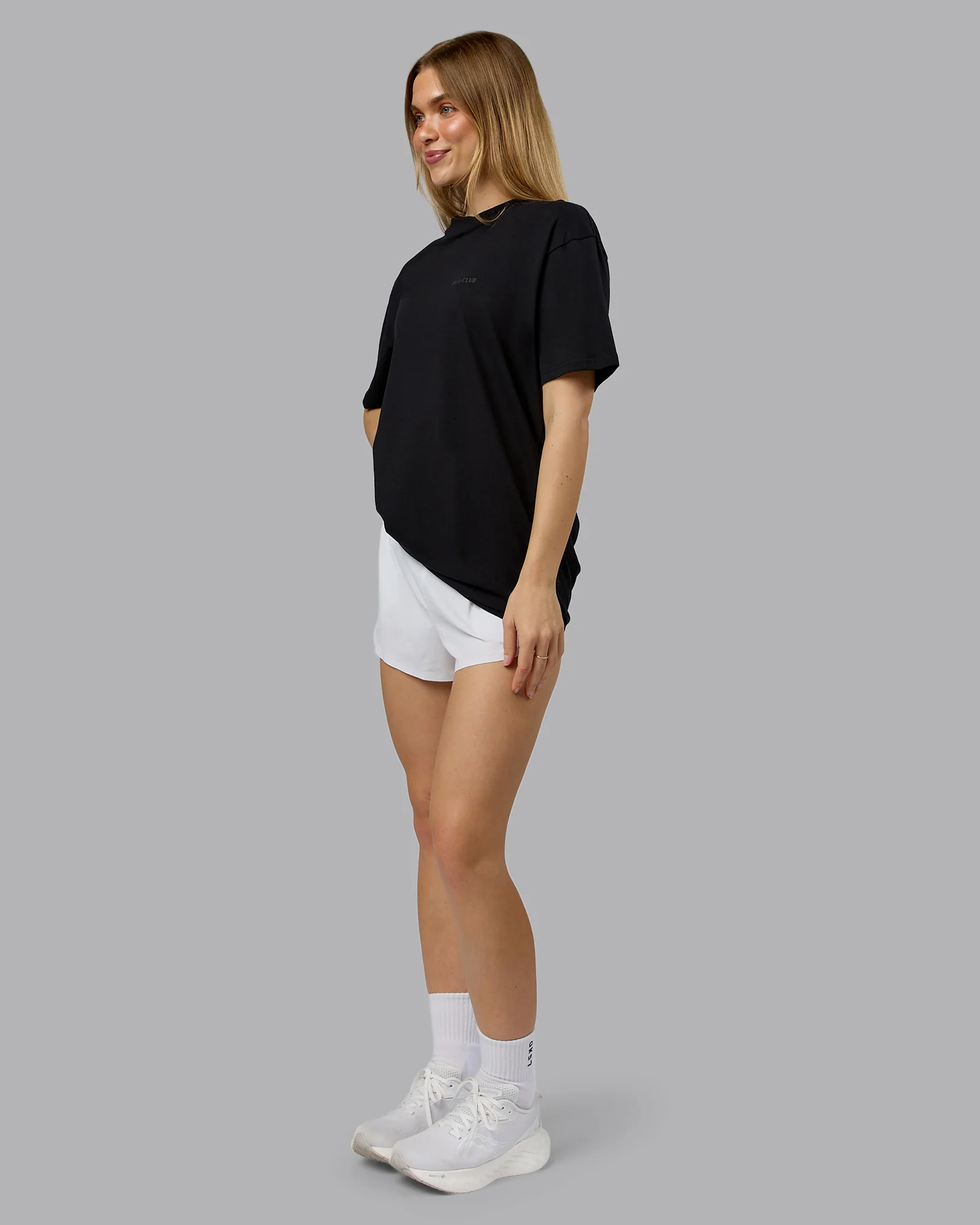 4891-run-club-flxcotton-tee-oversize-black-reflective-9.webp RUN CLUB FLXCotton Tee Oversize - Black-Reflective