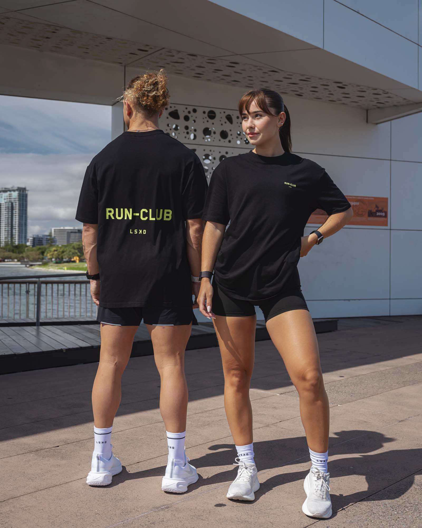 5324-run-club-flxcotton-tee-oversize-black-volt-1.jpg RUN CLUB FLXCotton Tee Oversize - Black-Volt