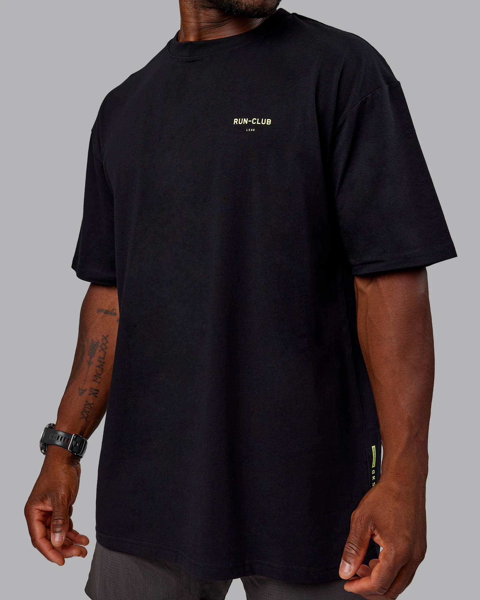5324-run-club-flxcotton-tee-oversize-black-volt-11.webp RUN CLUB FLXCotton Tee Oversize - Black-Volt