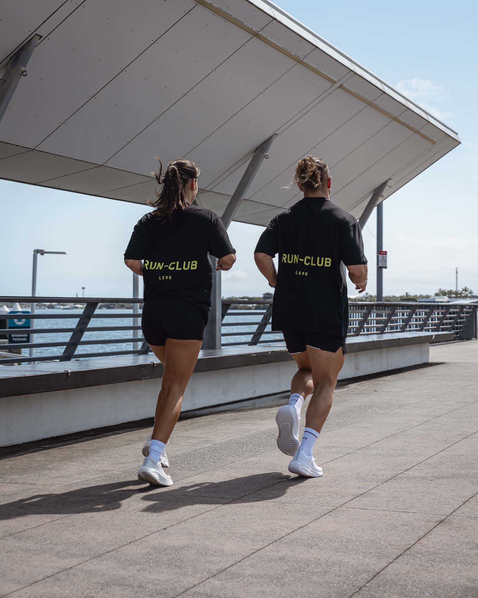 5324-run-club-flxcotton-tee-oversize-black-volt-4.jpg RUN CLUB FLXCotton Tee Oversize - Black-Volt