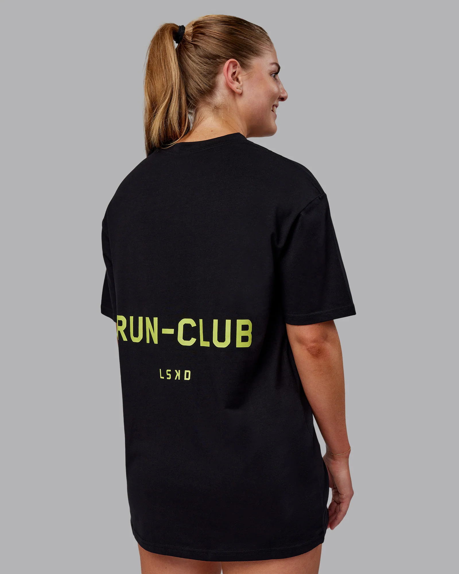 5324-run-club-flxcotton-tee-oversize-black-volt-5.webp RUN CLUB FLXCotton Tee Oversize - Black-Volt