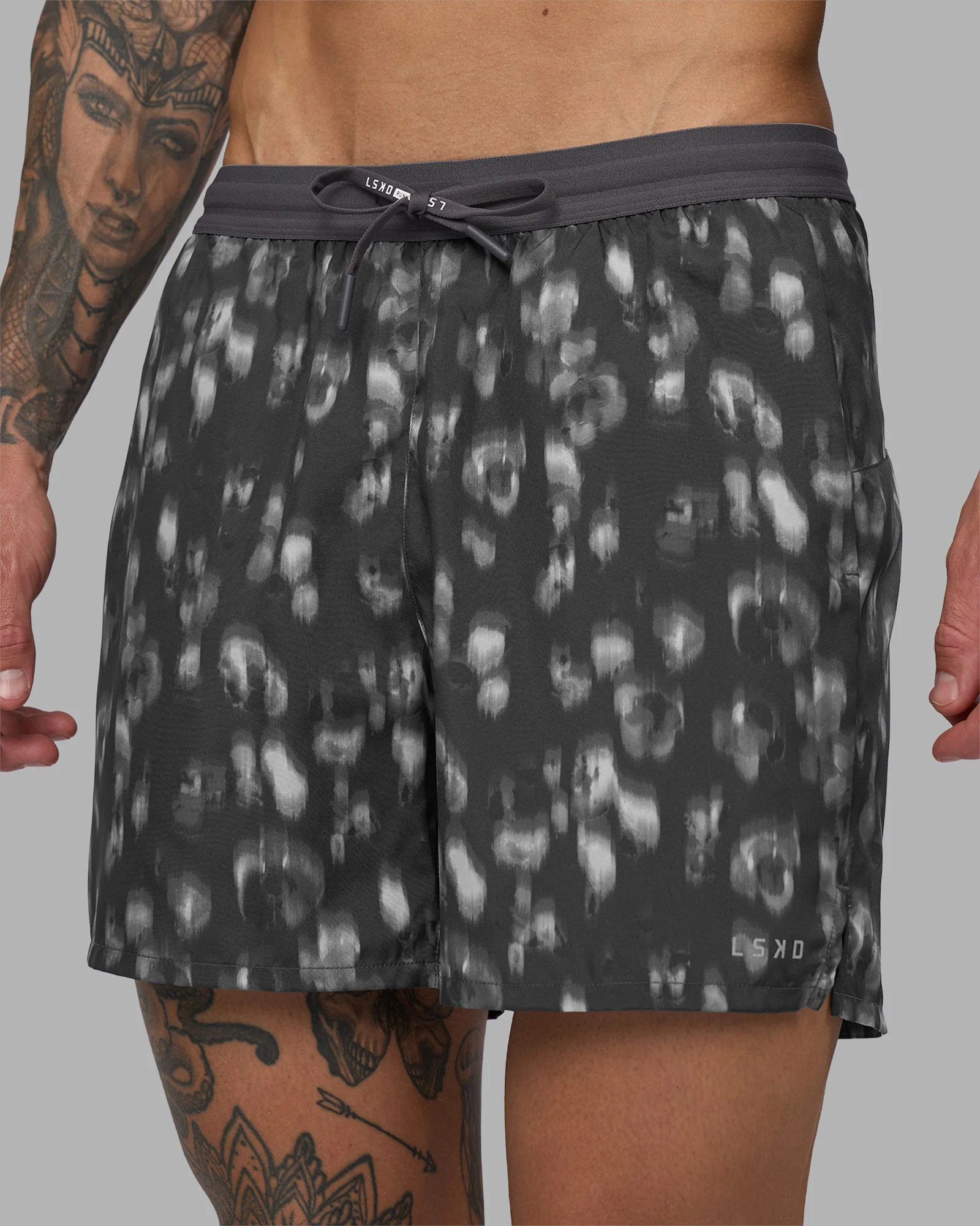 590-pace-5-lined-running-short-markings-dark-storm-print-7.webp Pace 5" Lined Running Short - Markings Dark Storm Print